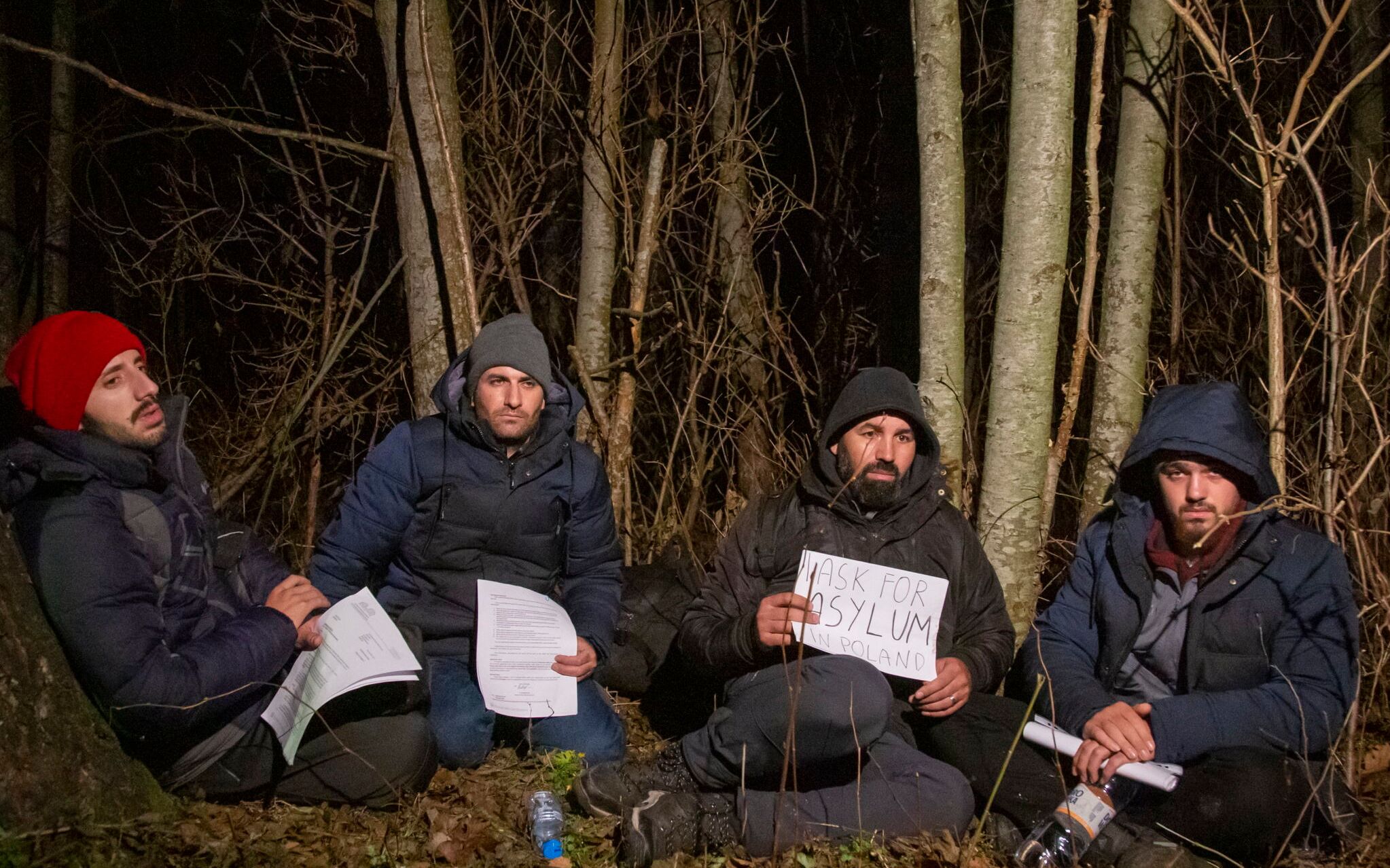 06.11.2021  Teremiski  . interwencja z aktywistami Grupy Granica . 4 Syryjczykow , wielokrotnie wywozonych na pas graniczniczy z Bialorusia w ramach pushback  przez Straz Graniczna . 23 pazdziernika w kolo Hajnowki , w Lipinach Medycy na Granicy udzielili jednemu z nich pomocy medycznej , poniewaz byl w ciezkiej hipotermi , i po pobycie w szpitalu , zostali znow wywiezieni . Prosza o azyl w Polsce , ich prawnym pelnomocnikiem sa Maciej Stuhr , aktor i jego zona Katarzyna Blazejewska - Stuhr . Przedstawili oni pogranicznikom  rowniez list z MTPC zakazujacy kolejnej wywozki na granice .
Fot. Agnieszka Sadowska/ Agencja Wyborcza.pl *** Local Caption *** .