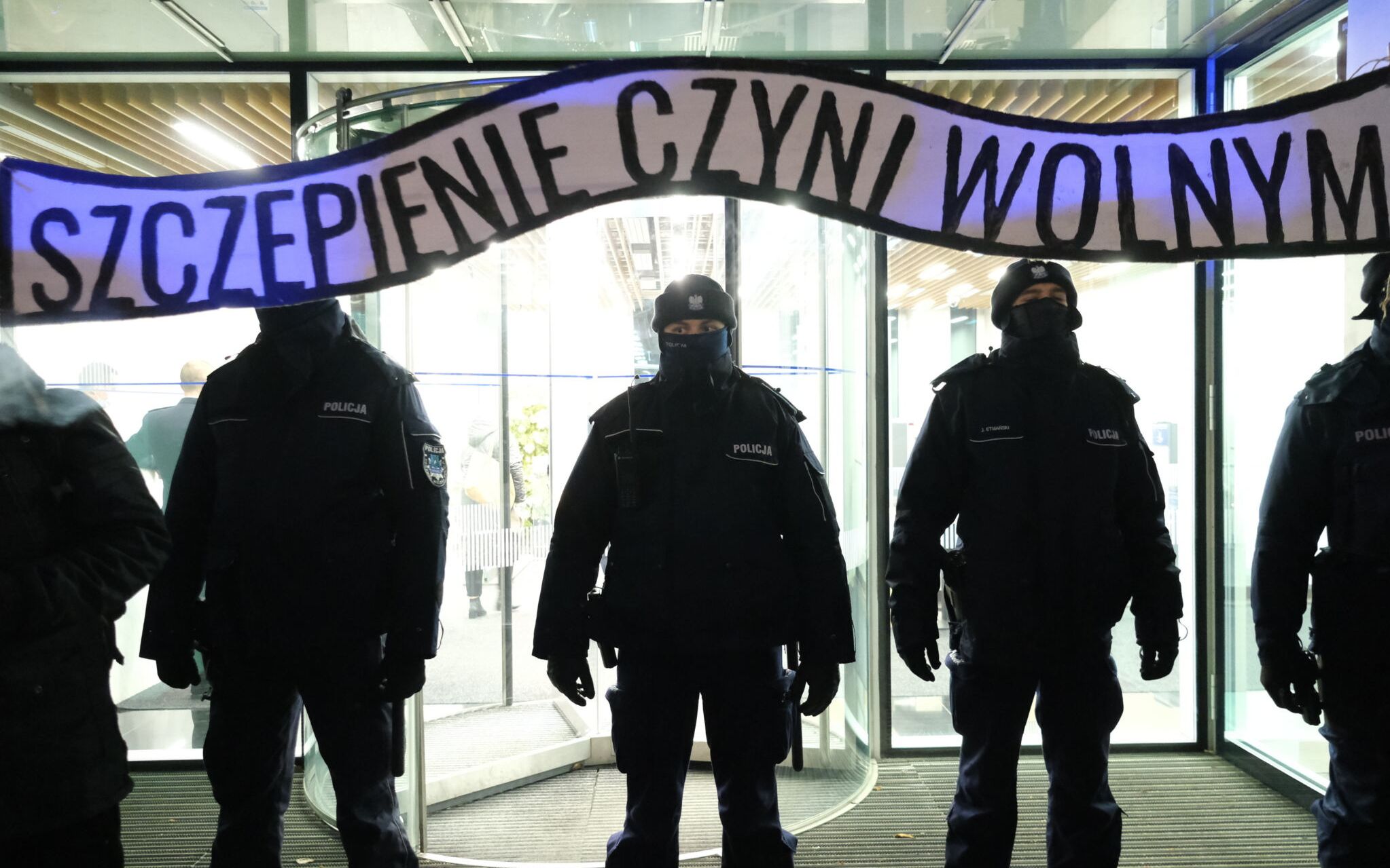 08.12.2021 Warszawa , ul. Wiejska , Sejm . Demonstracja atyszczepionkowcow pod budynkiem komisji sejmowych .
Fot. Slawomir Kaminski / Agencja Wyborcza.pl