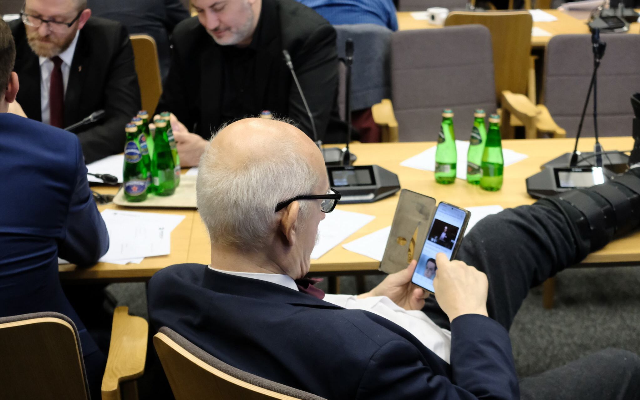 15.12.2021 Warszawa , ulica Wiejska . Sejm . Posiedzenie Komisji Zdrowia . Poslowie Konfederacji : Jakub Kulesza , Michal Urbaniak , Robert Winnicki , Janusz Korwin - Mikke , Dobromir Sosnierz , Konrad Berkowicz , Grzeogrz Braun , Artur Dziambor bez , wymaganych z powodu z epidemia covid , maseczek , w zwiazku z czym posiedzenie komisji zostalo zawieszone .
Fot. Slawomir Kaminski / Agencja Wyborcza.pl