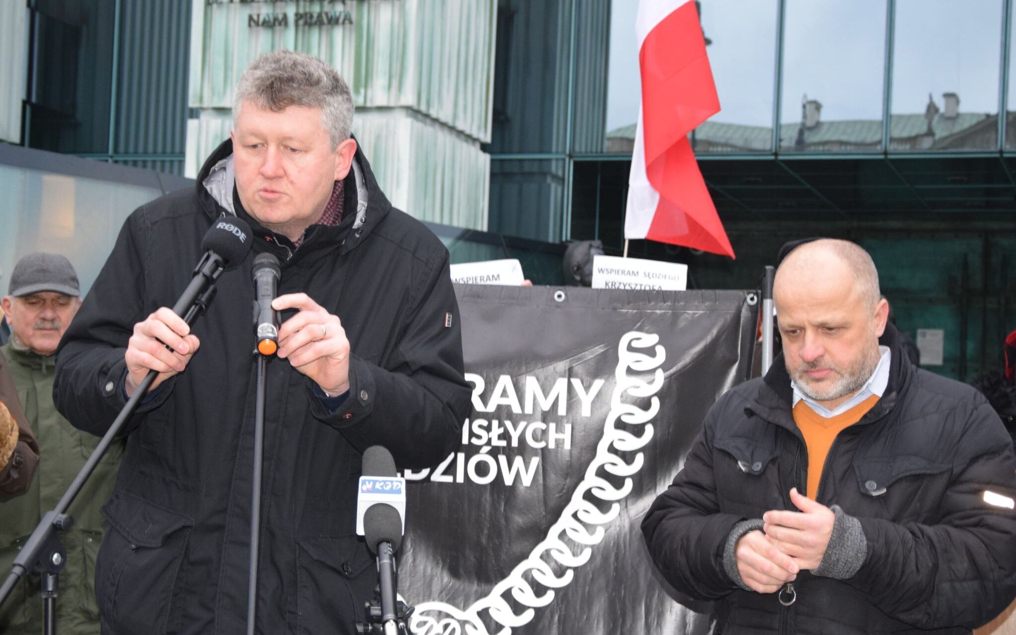 Grafika do artykułu Nowa Izba SN: Sędzia Krzysztof Chmielewski za stosowanie prawa UE został zawieszony bezprawnie