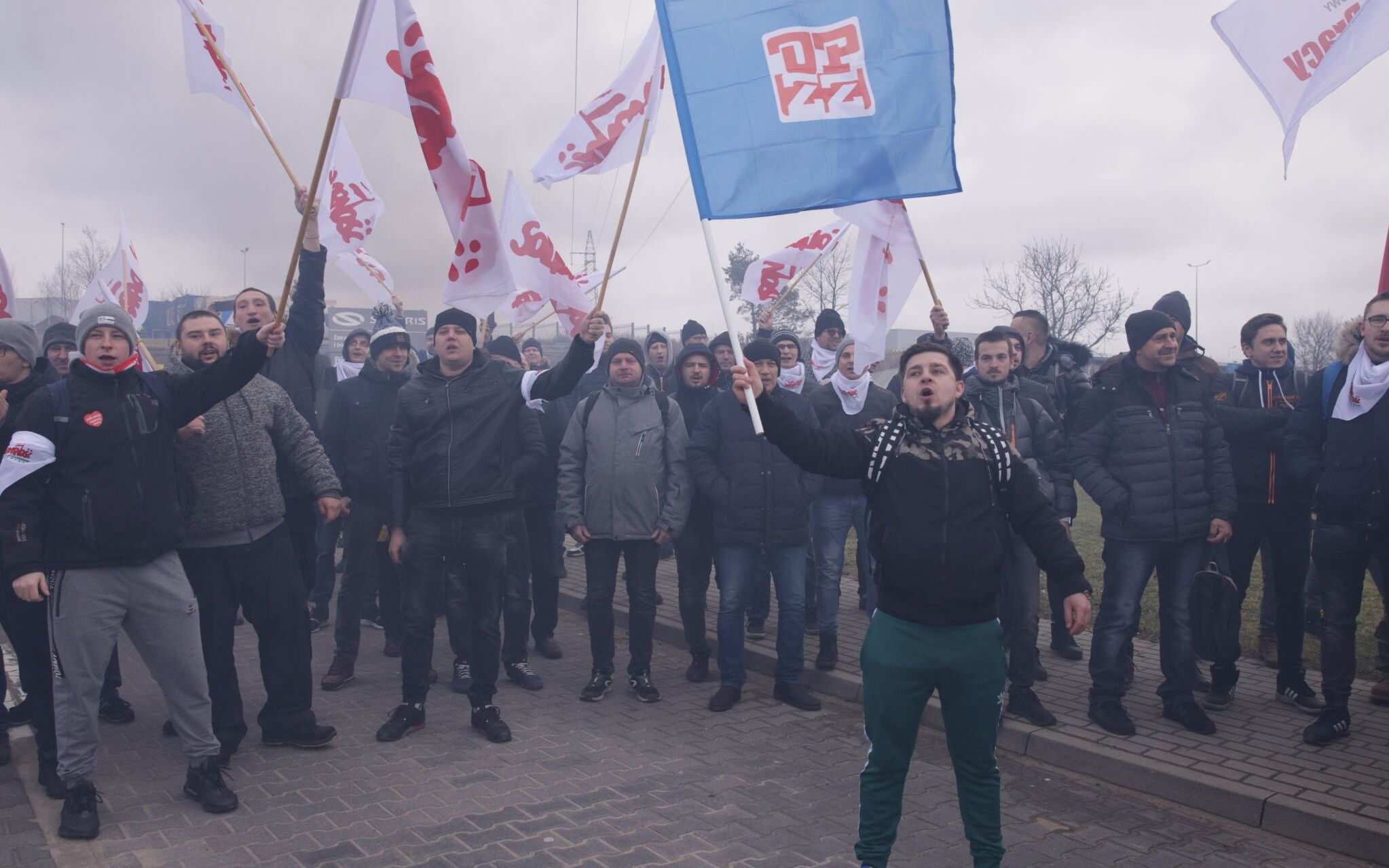 31.01.2022 Bolechowo , pod fabryka autobusow  Solaris  . Protest - pikieta zwiazkowcow z calej Polski . W fabryce od tygodnia trwa strajk generalny . 
Fot. Lukasz Cynalewski / Agencja Wyborcza.pl