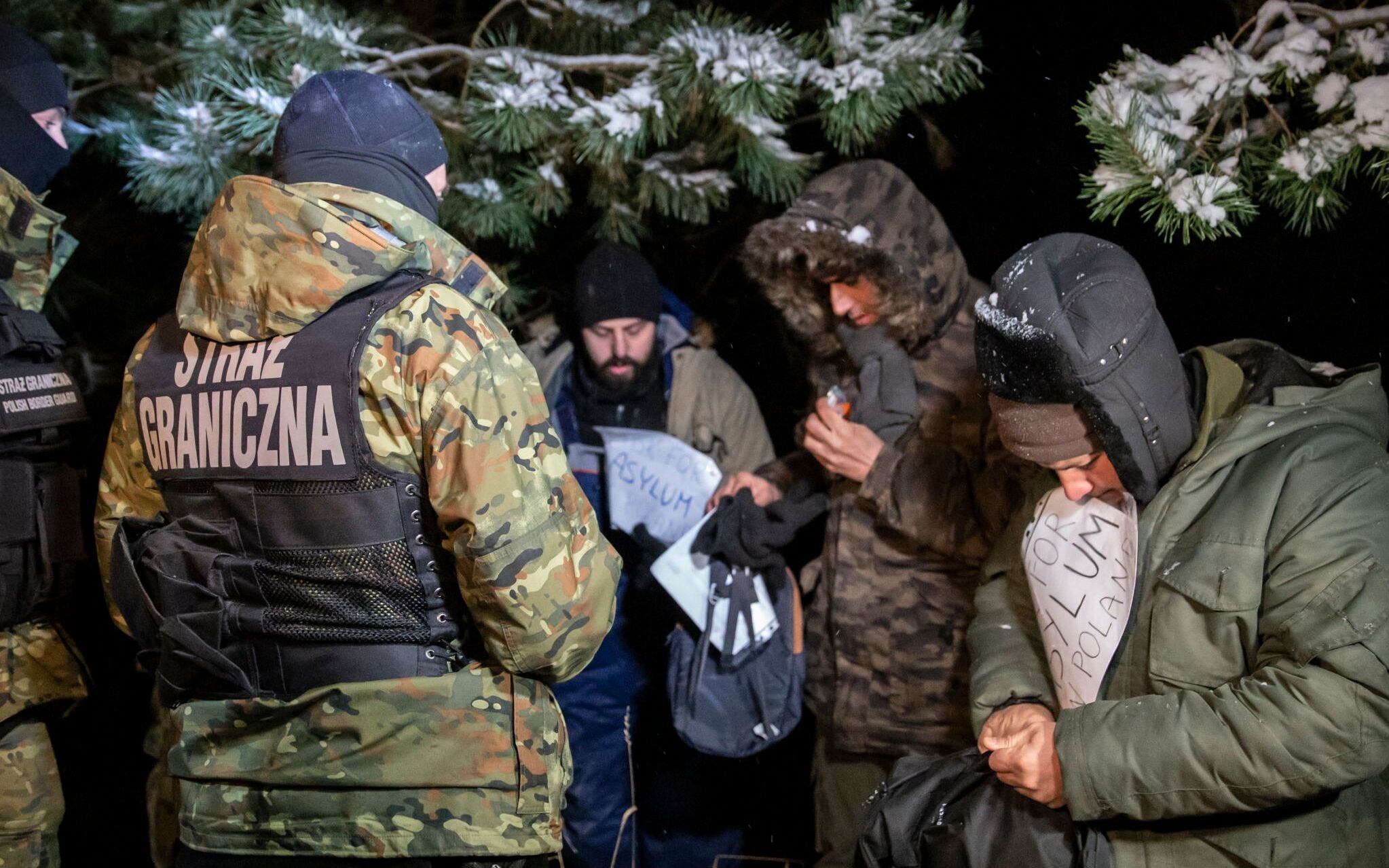02.12.2021 Szudzialowo ( pobliska okolica) . Wolontariusze , straz graniczna i migranci ( odnalezieni w lesie ). Trzech gsyryjczykow prosilo o azyl w Polsce - otrzymali interim , czyli list gwarantujacy nie odsylanie ich na granice w ciagu 4 tygodni . 
Fot. Agnieszka Sadowska / Agencja Wyborcza.pl