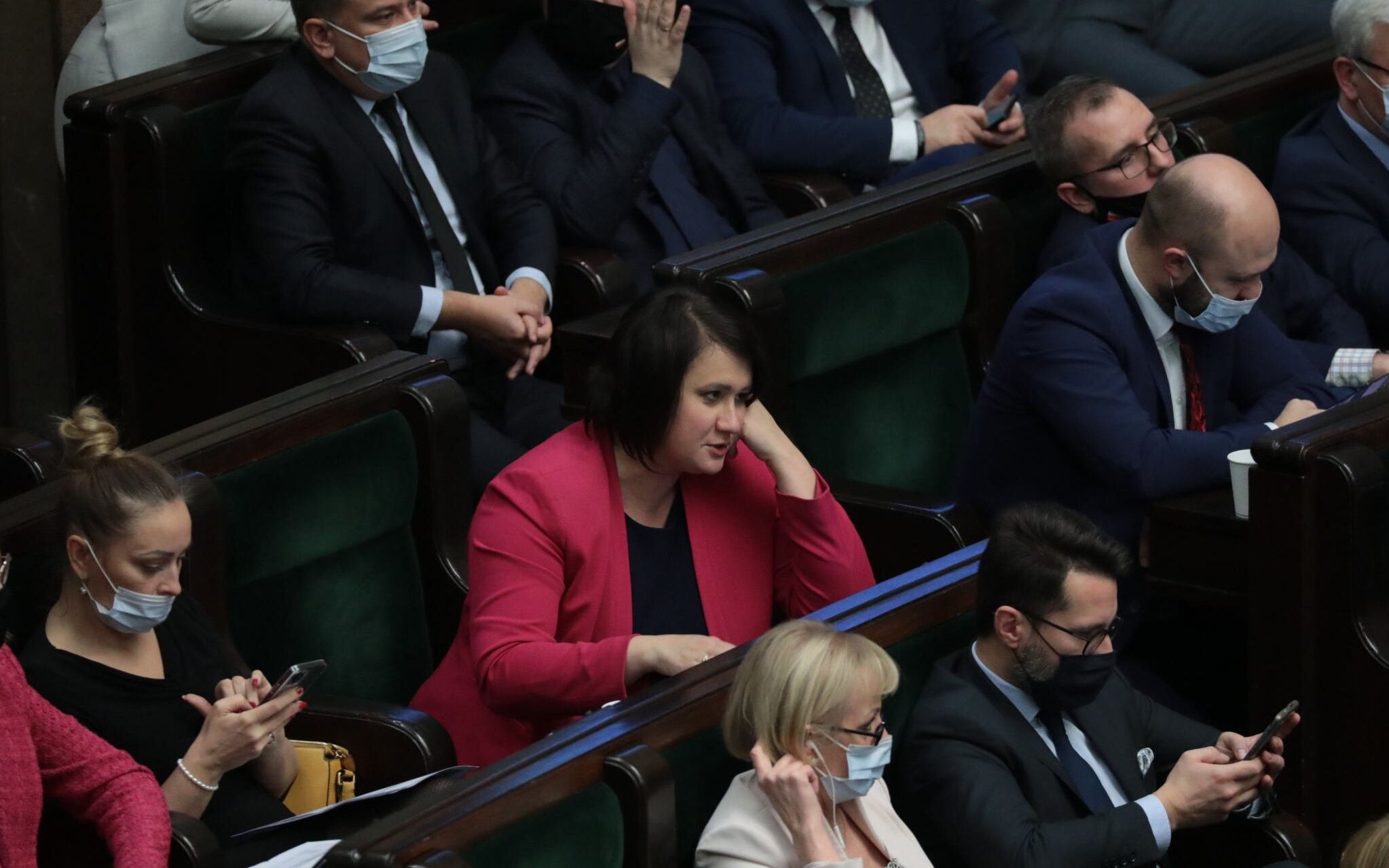 17.12.2021 Warszawa , ulica  Wiejska . Sejm . 45 . posiedzenie Sejmu IX kadencji . Poslanka Anna Siarkowska (C) podczas prac nad poprawkami Senatu do ustawy '' lex TVN ''.
Fot. Slawomir Kaminski / Agencja Wyborcza.pl