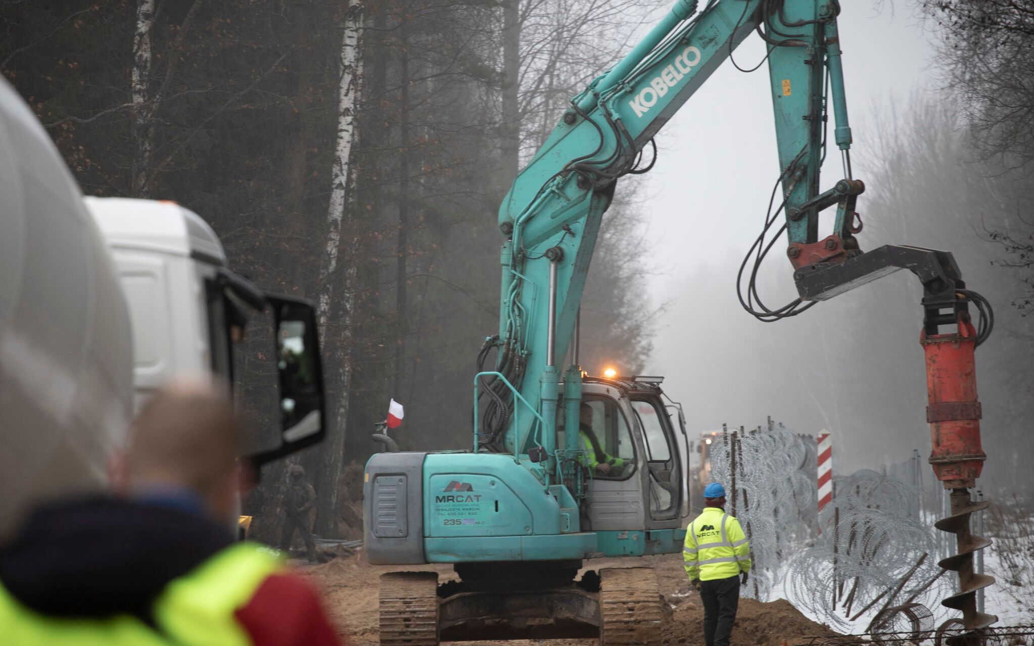 27.01.2022 Tolcze , wojewodztwo podlaskie , granica polsko - bialoruska . Dwa dni po przekazaniu przez straz graniczna wykonawcom terenow pod budowe zapory na granicy polsko - bialoruskiej , jej fragment pod okiem mundurowych mogli obejrzec dziennikarze .
Fot. Grzegorz Dabrowski / Agencja Wyborcza.pl