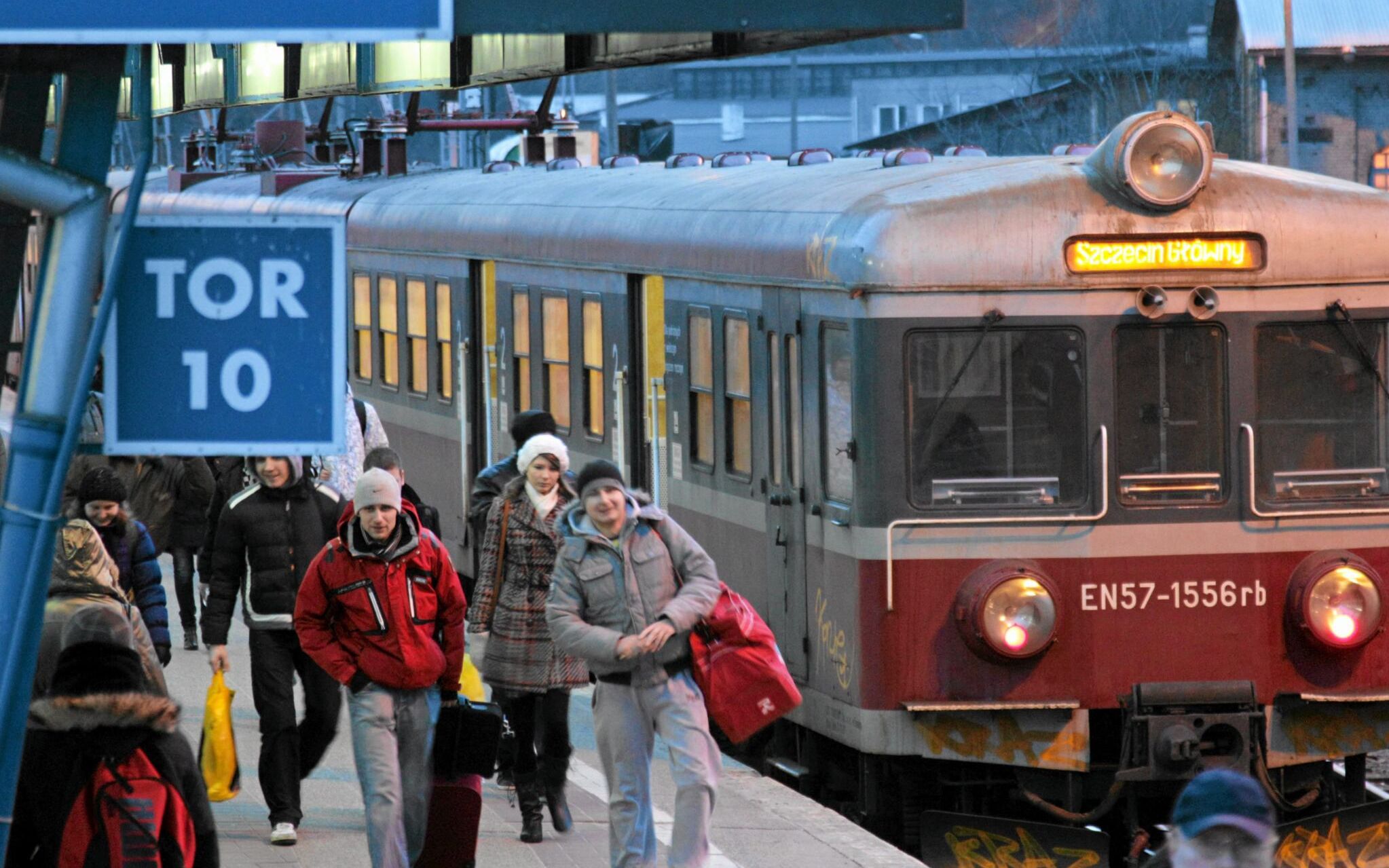 15.02.2011 SZCZECIN , POCIAG OSOBOWY REGIO SPOLKI PRZEWOZY REGIONALNE NA DWORCU GLOWNYM PKP .
FOT. CEZARY ASZKIELOWICZ / Agencja Wyborcza.pl