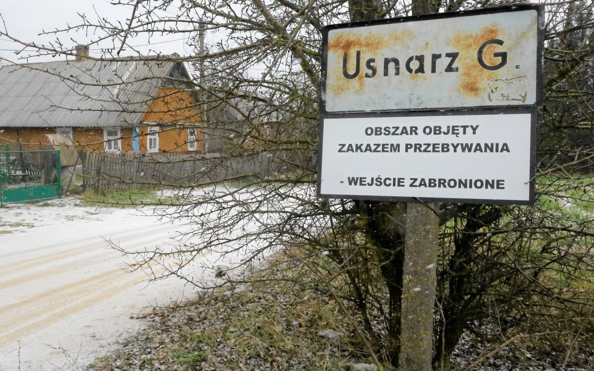 04.12.2021  Usnarz Gorny  , obszar objety zakazem przebywania ( nowe okreslenie dla obszaru w strefie przygranicznej , dawna strefa stanu wyjatkowego po przyjeciu nowej ustawy przez sejm RP ) . Tylko mieszkancy oraz wojsko , policja i straz graniczna moga poruszac sie swobodnie po strefie . Media wykluczone , ale po zgloszeniu checi wjazdu do strefy , mozna uzyskac zezwolenie i pod kontrola oraz w obecnosci strazy granicznej mozna odbyc cos w rodzaju wycieczki w strefe przegraniczna polsko bialoruska . Granica jest pilnowana przez wosko i straznikow granicznych . 
Miejsce , gdzie byla przetrzymywana grupa uchodzcow w pasie granicznym miedzy Polska a Bialorusia . 
Fot. Agnieszka Sadowska/ Agencja Wyborcza.pl *** Local Caption *** .