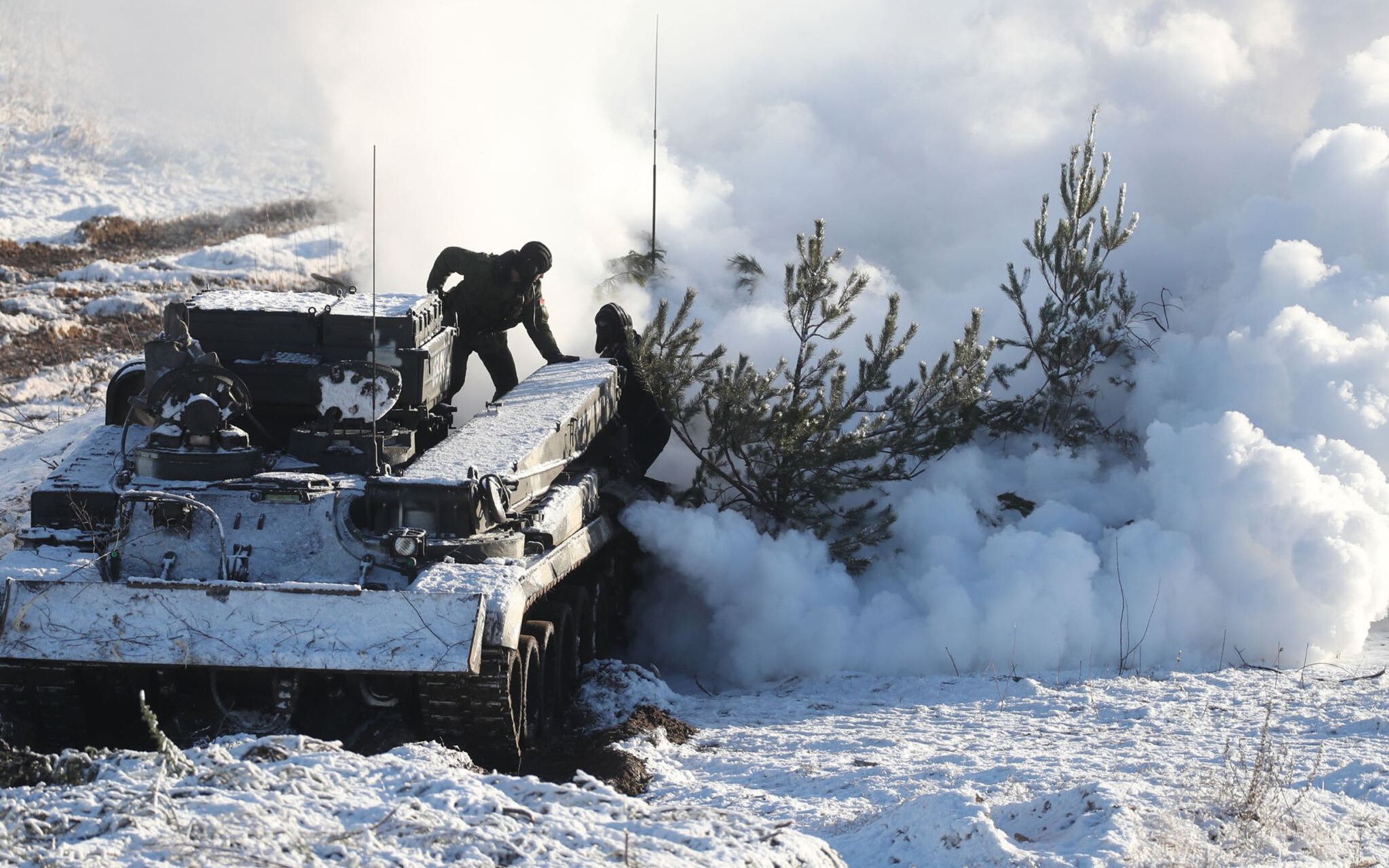 Servicemen attend joint exercises of the armed forces of Russia and Belarus as part of a military excercise at the Gozhsky firing range in the Grodno region, Belarus on February 12, 2022. - Belarus said on January 18, 2022, that Russian troops had begun arriving in the country for military drills announced against the backdrop of tensions between the West and Russia over neighbouring Ukraine. (Photo by Leonid SHCHEGLOV / BELTA / AFP) / BELARUS OUT - Belarus out