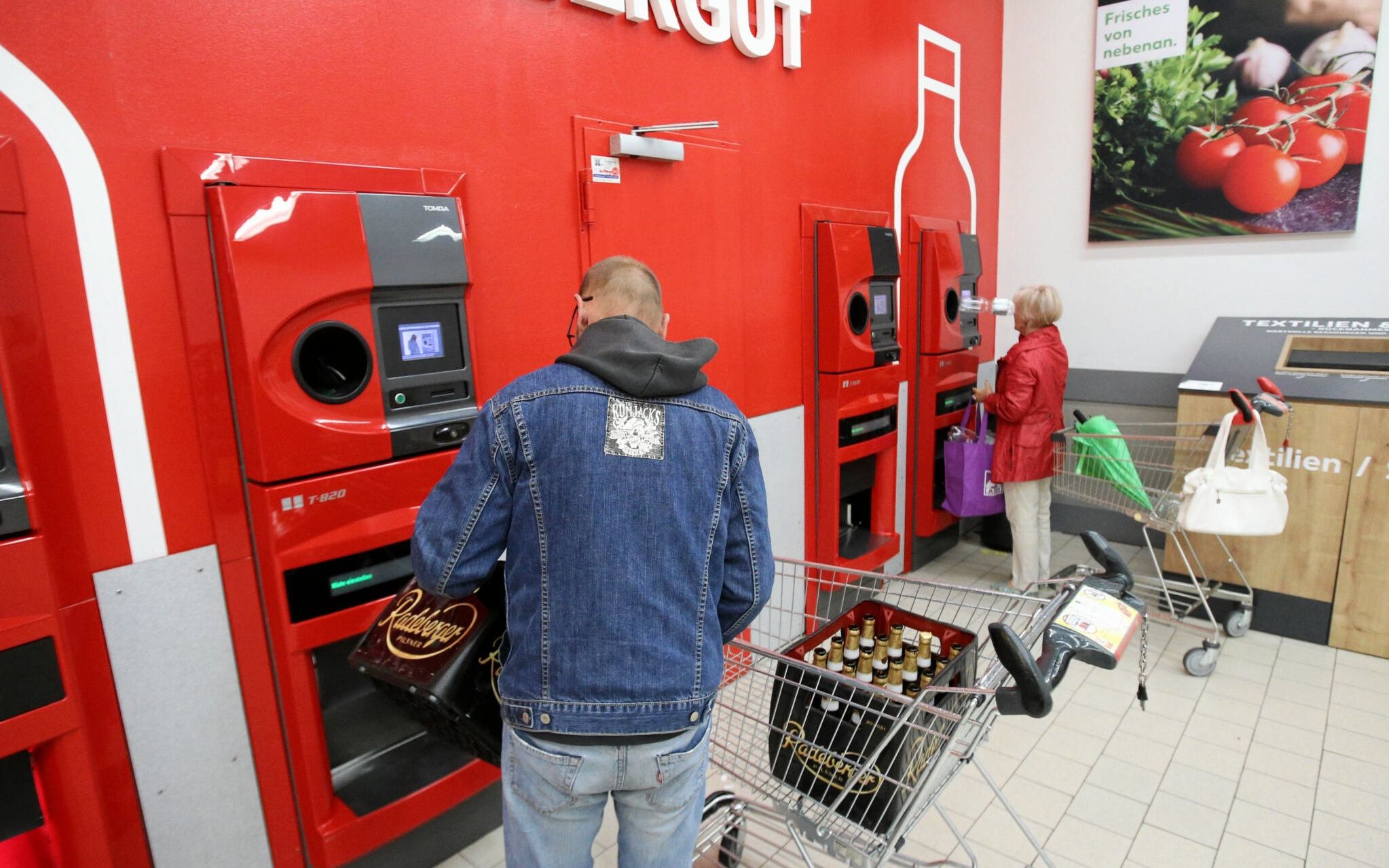 05.07.2019 Niemcy , Pasewalk , sklep Kaufland . Automat do zwrotu plastikowych butelek . Automat przyjmuje tylko te butelki , na ktore wczesniej byla naliczona kaucja . W Niemczech to prawie wszystkie plastikowe i wiekszosc szklanych butelek .
Fot. Cezary Aszkielowicz / Agencja Gazeta