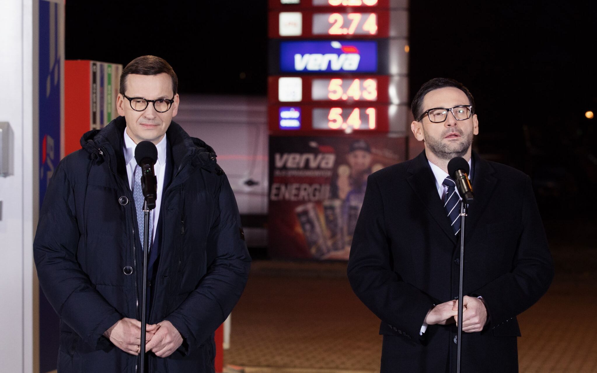 01.02.2022 Warszawa , Wola , aleja Solidarnosci 100 . Stacja paliw Orlen . Od lewej: premier Mateusz Morawiecki , prezes zarzadu Orlen Daniel Obajtek podczas konferencji prasowej premiera Mateusza Morawieckiego w sprawie inflacji i obnizonych od 01.02.2022 cen benzyny .
Fot. Dawid Zuchowicz / Agencja Wyborcza.pl