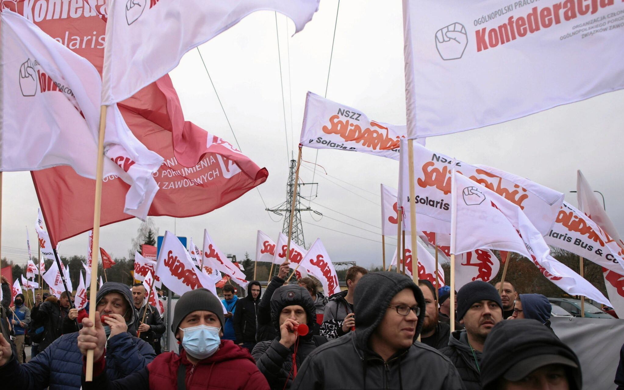 19.11.2021 Bolechowo k. Poznania . Manifestacja pod fabryka autobusow Solaris . Pracownicy zadaja podwyzek  .
Fot. Lukasz Cynalewski / Agencja Wyborcza.pl