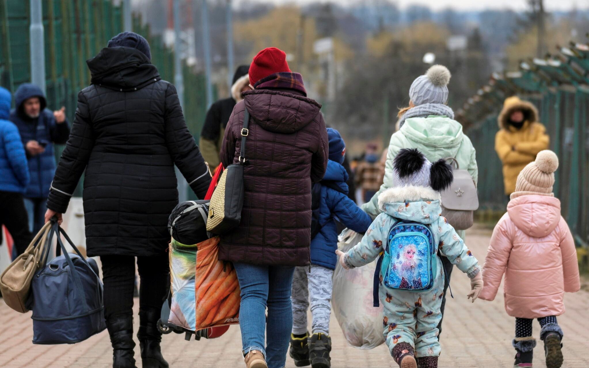 25.02.2022 Medyka . Sytuacja na polsko - ukrainskim przejsciu granicznym po ataku Rosji na Ukraine . Na czesc uchodzcow czekaja rodziny i znajomi , ktorzy odbieraja ich z granicy .
Fot. Patryk Ogorzalek / Agencja Wyborcza.pl