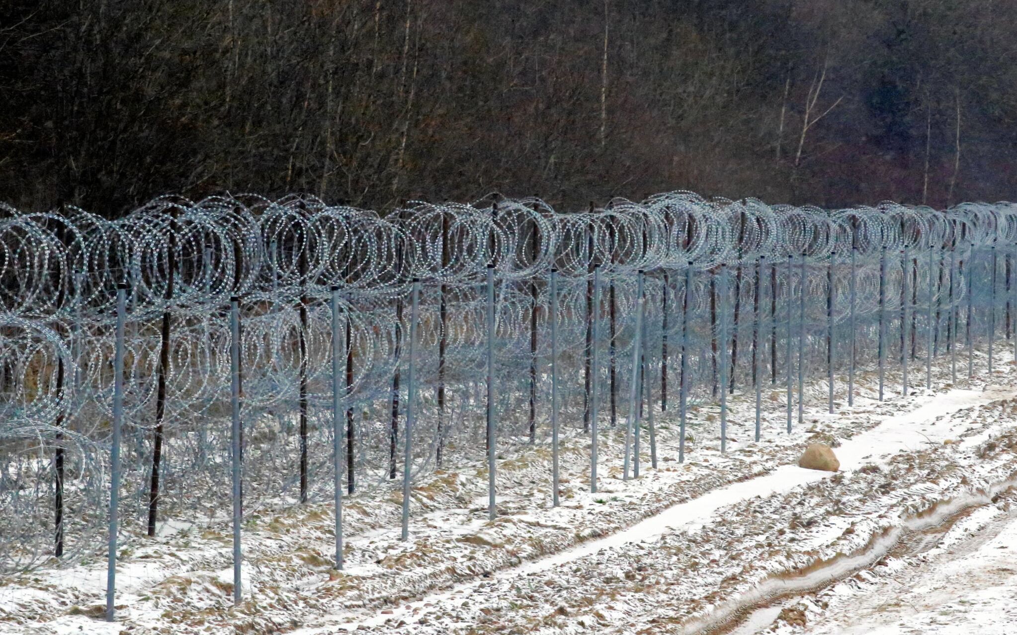 04.12.2021  Minkowce , obszar objety zakazem przebywania ( nowe okreslenie dla obszaru w strefie przygranicznej , dawna strefa stanu wyjatkowego po przyjeciu nowej ustawy przez sejm RP ) . Tylko mieszkancy oraz wojsko , policja i straz graniczna moga poruszac sie swobodnie po strefie . Media wykluczone , ale po zgloszeniu checi wjazdu do strefy , mozna uzyskac zezwolenie i pod kontrola oraz w obecnosci strazy granicznej mozna odbyc cos w rodzaju wycieczki w strefe przegraniczna polsko bialoruska . Granica jest pilnowana przez wosko i straznikow granicznych .
Fot. Agnieszka Sadowska/ Agencja Wyborcza.pl *** Local Caption *** .