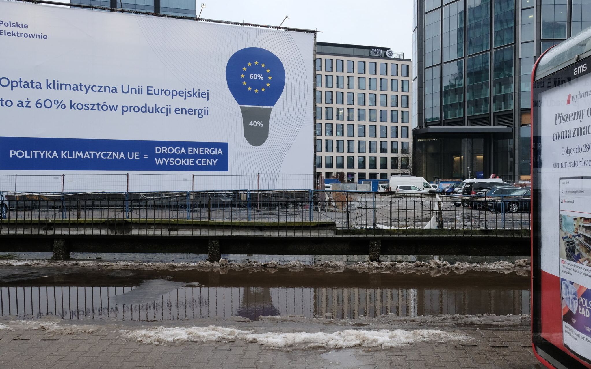 02.02.2022 Warszawa , aleje Jerozolimskie . Baner antyunijny dotyczacy wysokich cen energii .
Fot. Slawomir Kaminski / Agencja Wyborcza.pl
