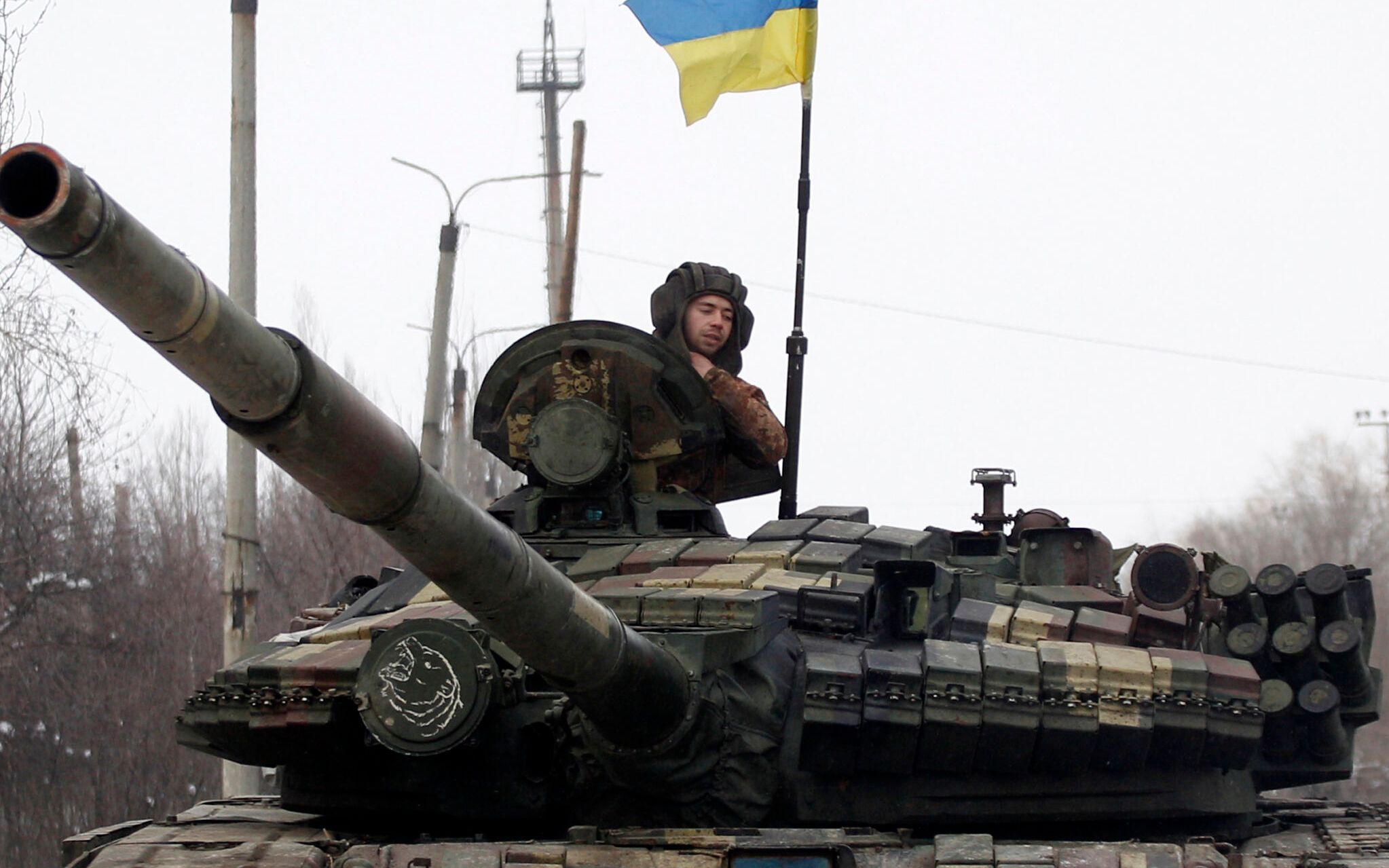 Tankman of the Ukrainian Military Forces go on a position in the Lugansk region on March 11, 2022. (Photo by Anatolii Stepanov / AFP)