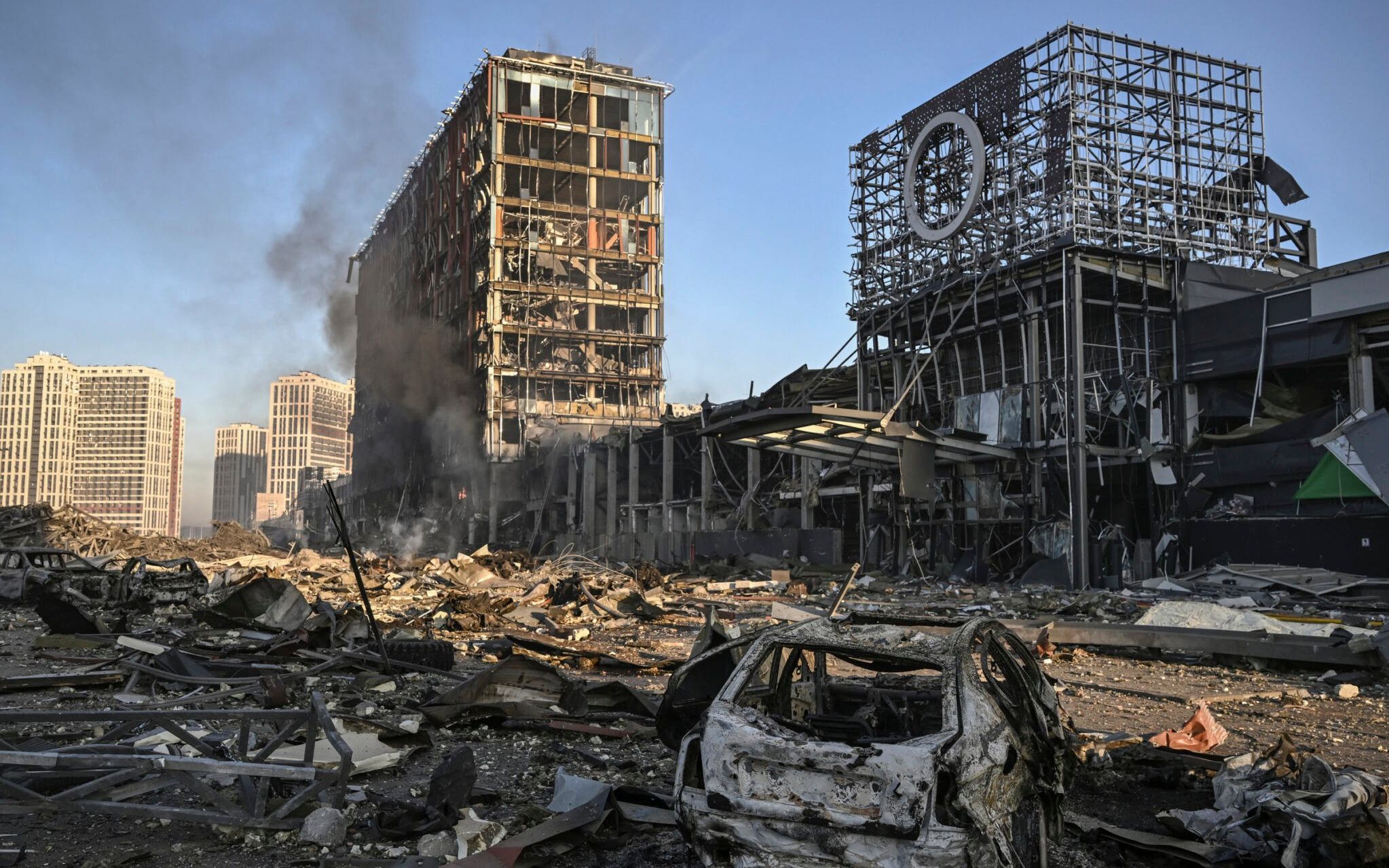 Smoke billows after a Russian attack on the Retroville shopping mall abd residential district of Kyiv on March 21, 2022. - At least six people were killed in the overnight bombing of a shopping centre in the Ukrainian capital Kyiv, an AFP journalist said, with rescuers combing the wreckage for other victims. (Photo by ARIS MESSINIS / AFP)