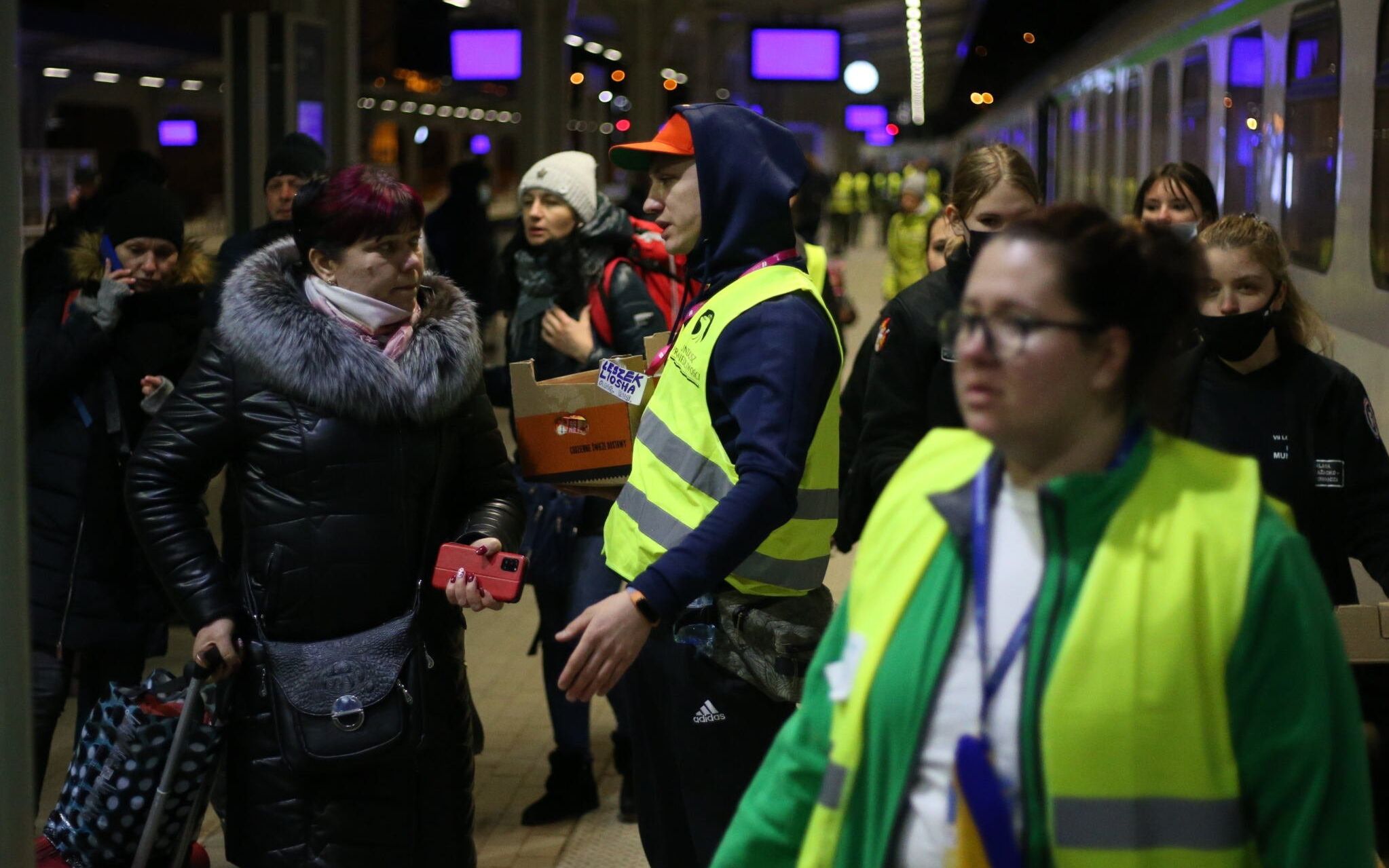 05.03.2022 Szczecin , dworzec kolejowy Szczecin - Glowny . Przyjazd pociagu Przemysl - Szczecin w ktorym bylo kilkudziesieciu uchodzcow . Pomoc zorganizowana na dworcu kolejowym dla uchodzcow z Ukrainy przybywajacych do Szczecina w zwiazku z wojna w Ukrainie rozpoczeta przez Rosje .
Fot. Cezary Aszkielowicz / Agencja Wyborcza.pl
