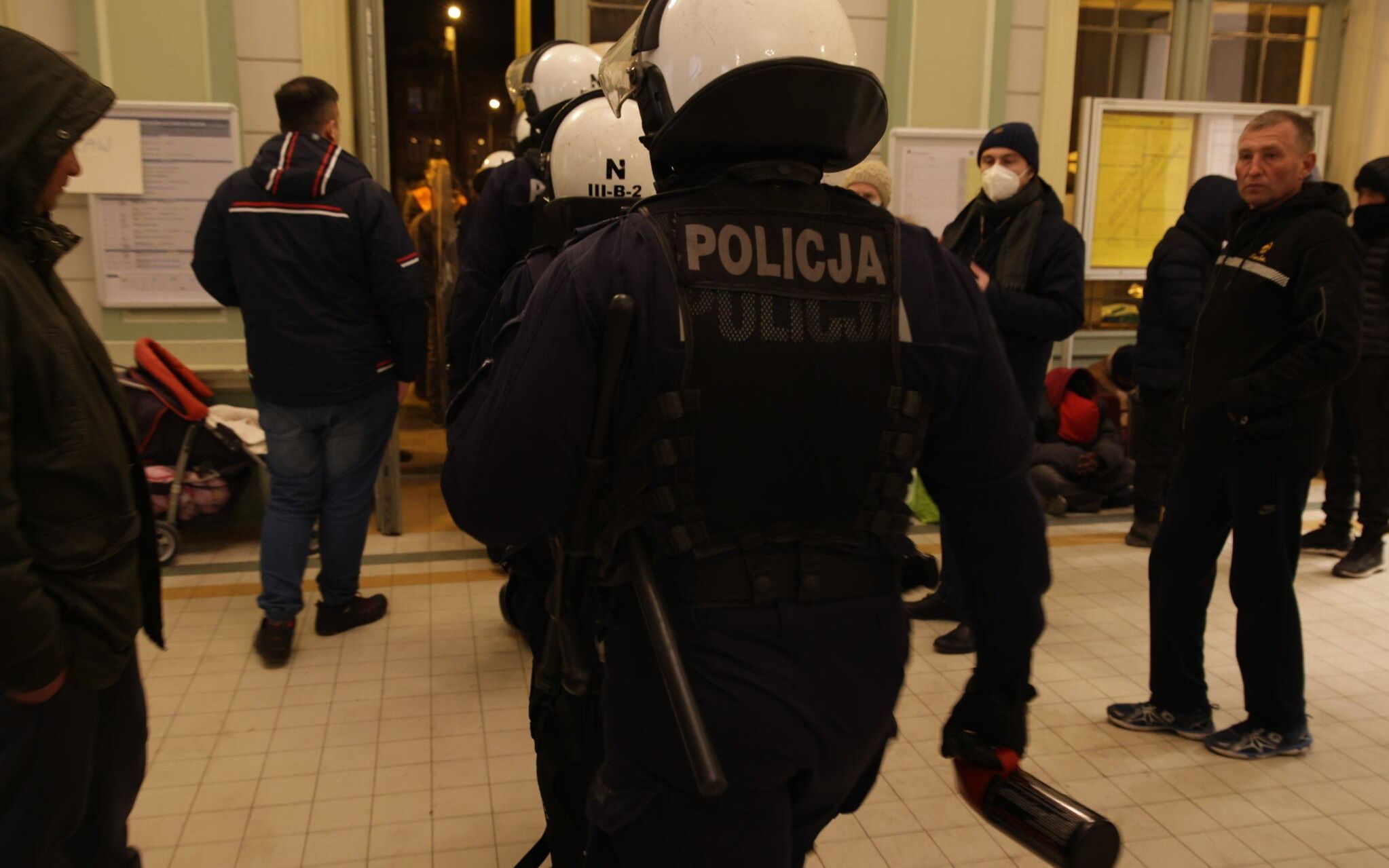 01.03.2022 Przemysl . Dworzec PKP . Chuliganski rasistowski atak na cudzoziemcow , ktorzy uciekli z ogarnietej wojna Ukrainy . 
Fot. Lukasz Cynalewski / Agencja Wyborcza.pl