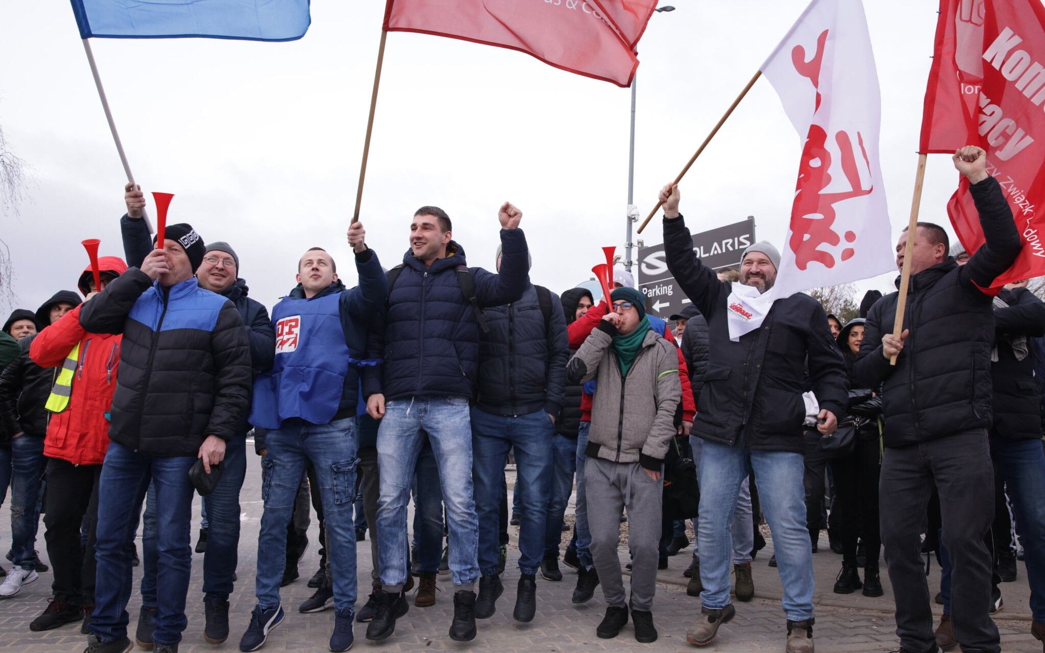 31.01.2022 Bolechowo , pod fabryka autobusow  Solaris  . Protest - pikieta zwiazkowcow z calej Polski . W fabryce od tygodnia trwa strajk generalny . 
Fot. Lukasz Cynalewski / Agencja Wyborcza.pl