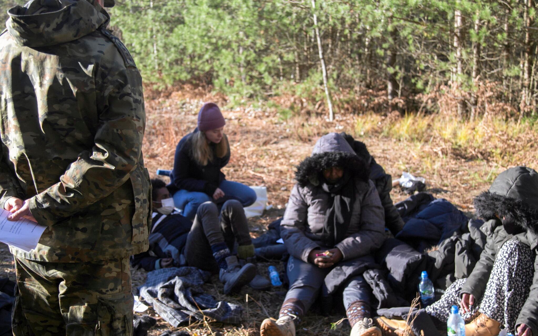 25.10.2021 Las przy granicy strefy stanu wyjatkowego , w okolicy wsi Siemianowka . Grupa 8 Somalijczykow zlokalizowana przez aktywistow . " Medycy na granicy " udzielili im pomocy . Migranci udzielili pelnomocnictw poslowi PO Franciszkowi Sterczewskiemu . Wszyscy poprosili o azyl w Polsce . Cztery osoby trafily do szpitala w Hajnowce , pozostali zostali zabrani przez Straz Graniczna do placowki SG w Narewce . 
Fot. Agnieszka Sadowska / Agencja Wyborcza.pl *** Local Caption *** .