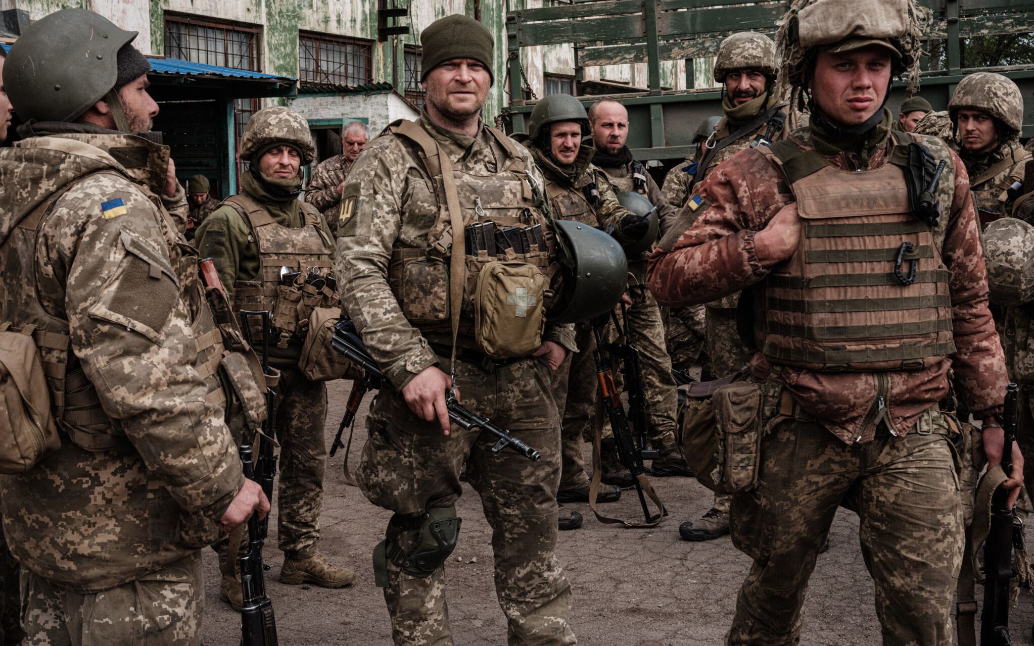 Ukrainian soldiers arrive at an abandoned building to rest and receive medical treatment after fighting on the front line for two months near Kramatorsk, eastern Ukraine, on April 30, 2022. - Russia invaded Ukraine on February 24, 2022. (Photo by Yasuyoshi CHIBA / AFP)