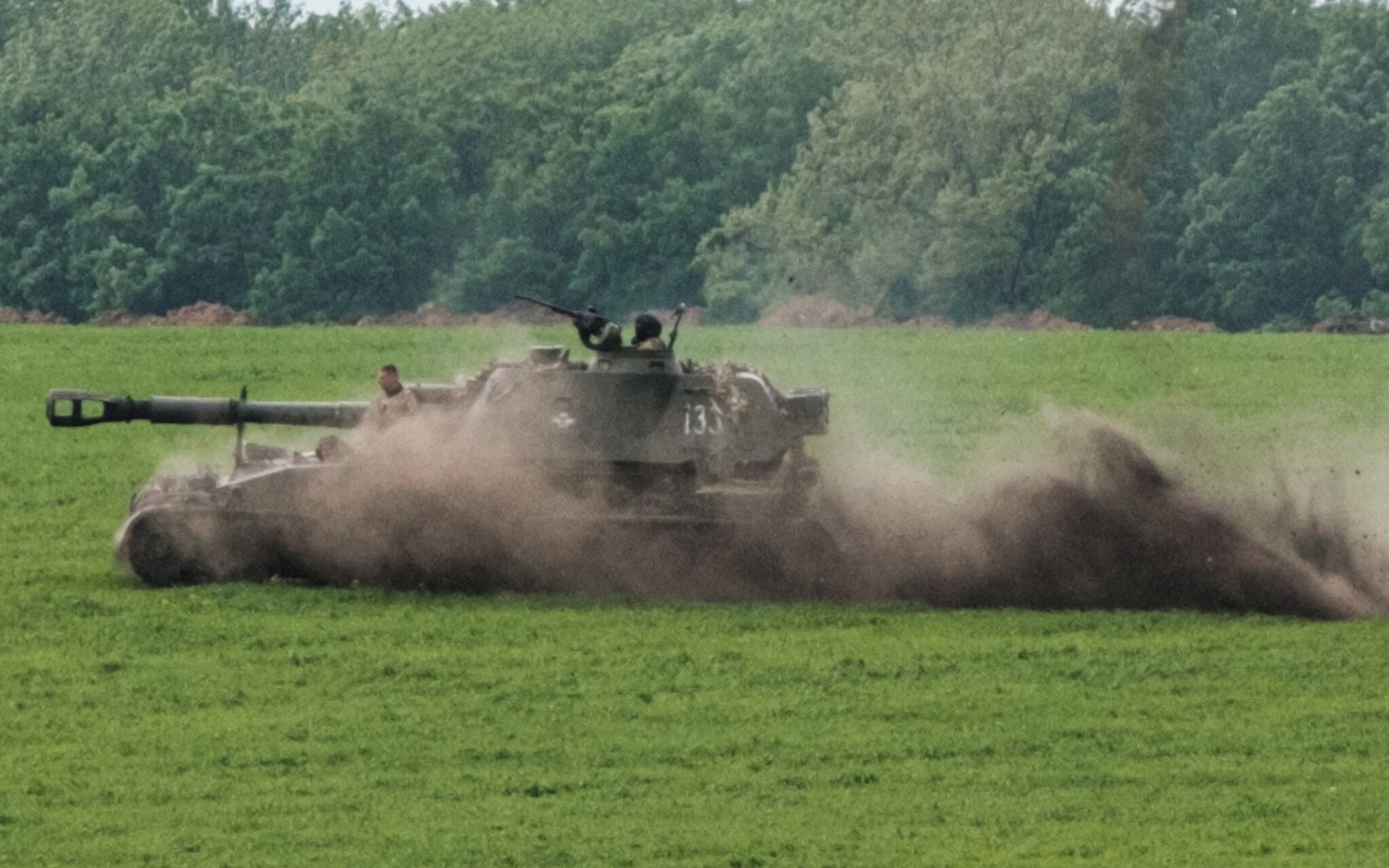 A Ukrainian self-propelled Howitzer moves on a field near Sydorove, eastern Ukraine, on May 17, 2022, on the 83rd day of the Russian invasion of Ukraine. (Photo by Yasuyoshi CHIBA / AFP)
