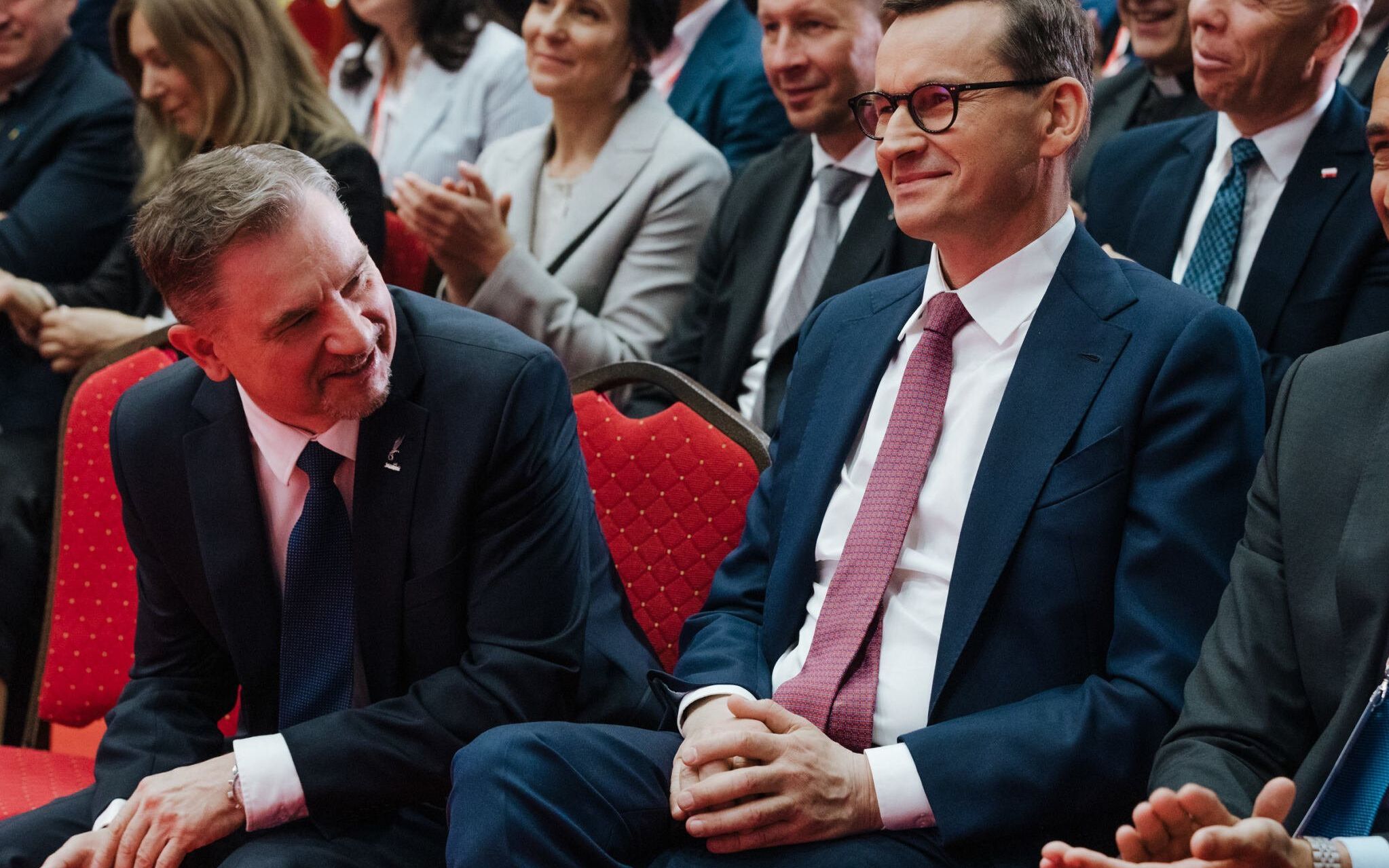 Grafika do artykułu Dwukrotna podwyżka płacy minimalnej dopiero w 2023. Rząd czeka na kampanię wyborczą?