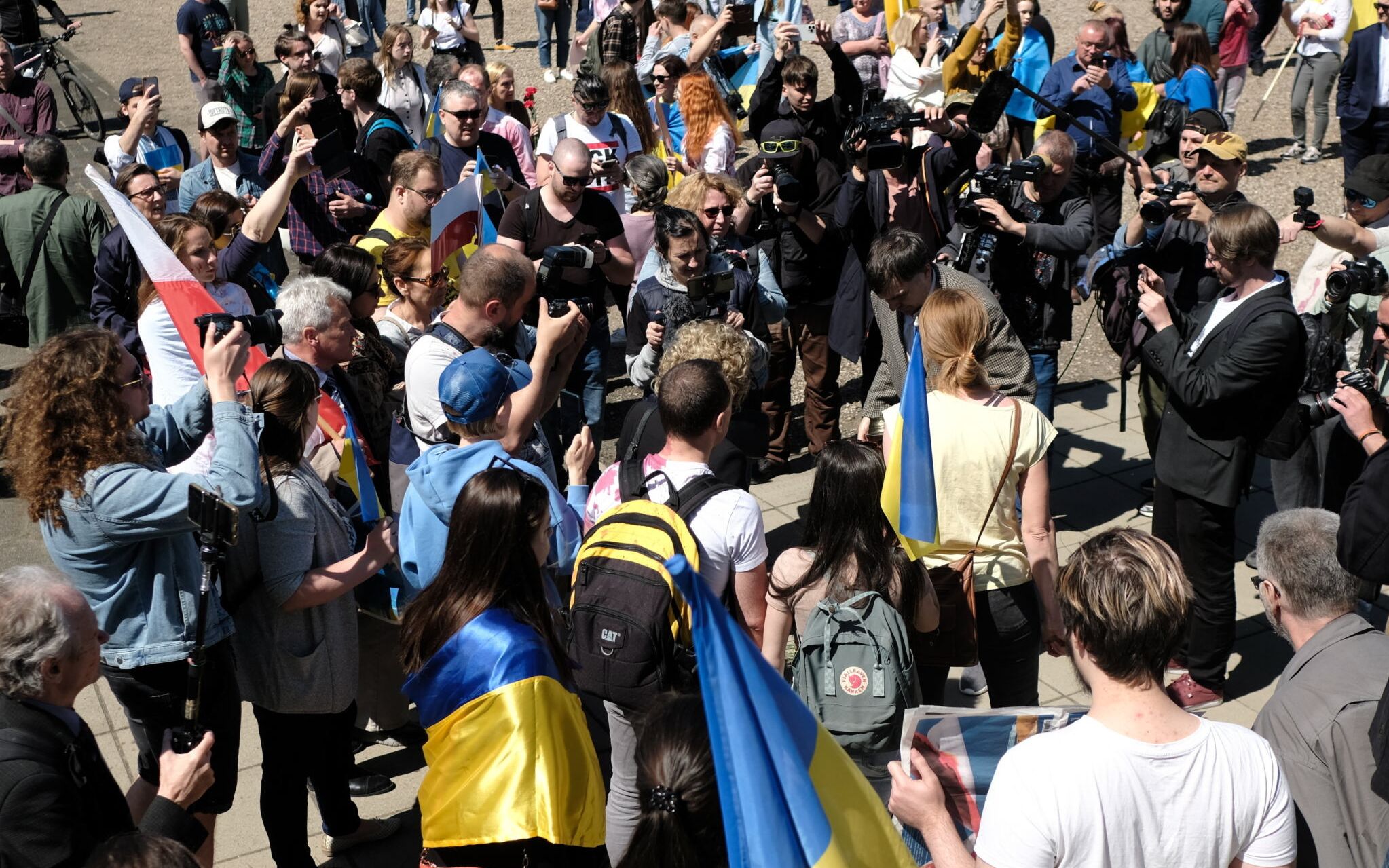 09.05.2022 Warszawa , aleja Zwirki i Wigury . Cemantarz Mauzoleum Zolnierzy Radzieckich w czasie obchodzonego w Rosji 09.05 Dnia Zwyciestwa . Antywojenny protest przeciwko agresji Rosji w Ukraine .
Fot. Slawomir Kaminski / Agencja Wyborcza.pl