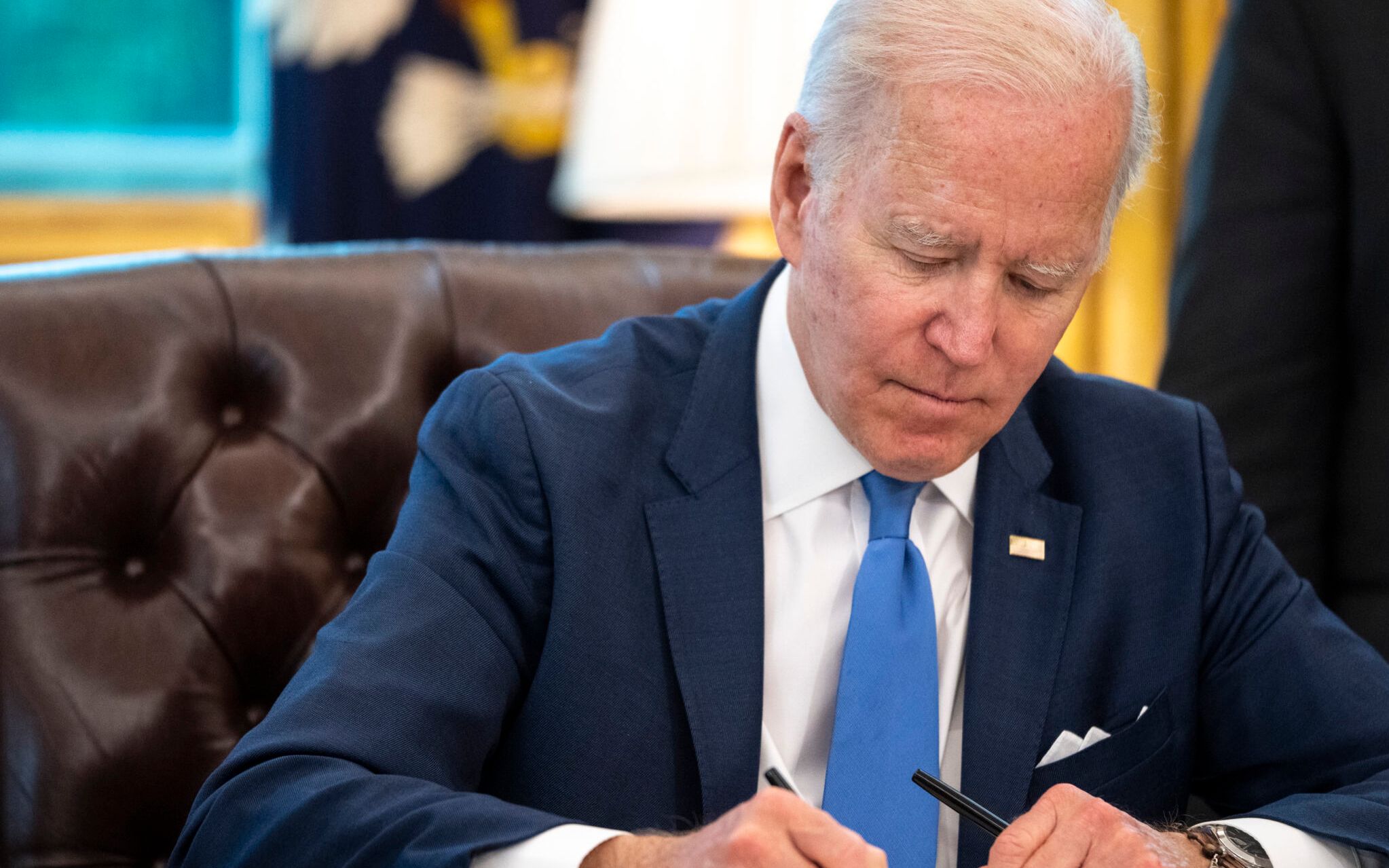 WASHINGTON, DC - MAY 9: U.S. President Joe Biden signs the Ukraine Democracy Defense Lend-Lease Act of 2022 in the Oval Office of the White House May 9, 2022 in Washington, DC. The Ukraine Democracy Defense Lend-Lease Act of 2022 was unanimously passed by the U.S. Senate on April 7 and will expedite military aide and other resources to Ukraine.   Drew Angerer/Getty Images/AFP (Photo by Drew Angerer / GETTY IMAGES NORTH AMERICA / Getty Images via AFP)