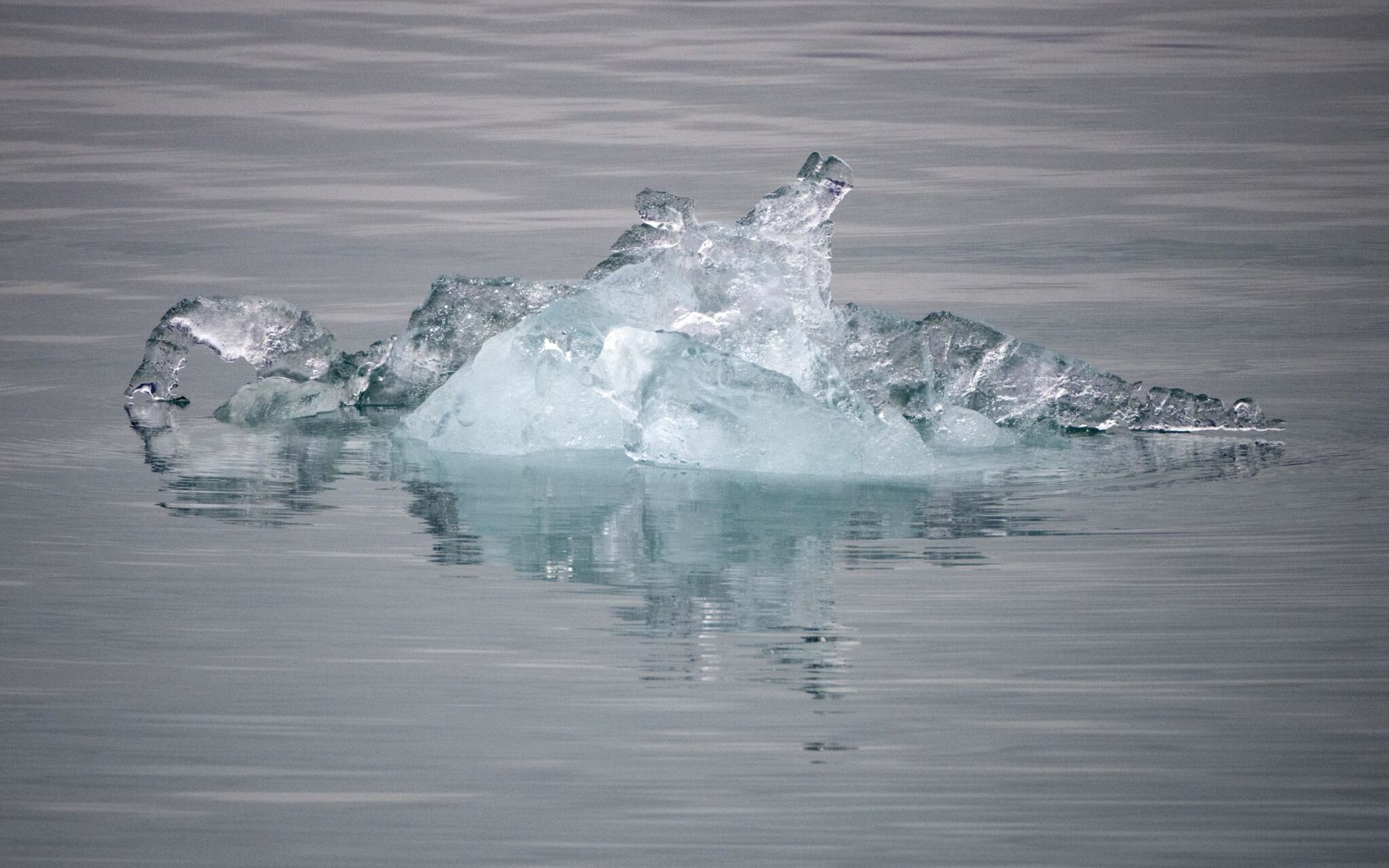 An ice block drift after break away from the Nordenskiold glacier, near Pyramiden, in Svalbard, a northern Norwegian archipelago on September 21, 2021. (Photo by Olivier MORIN / AFP)