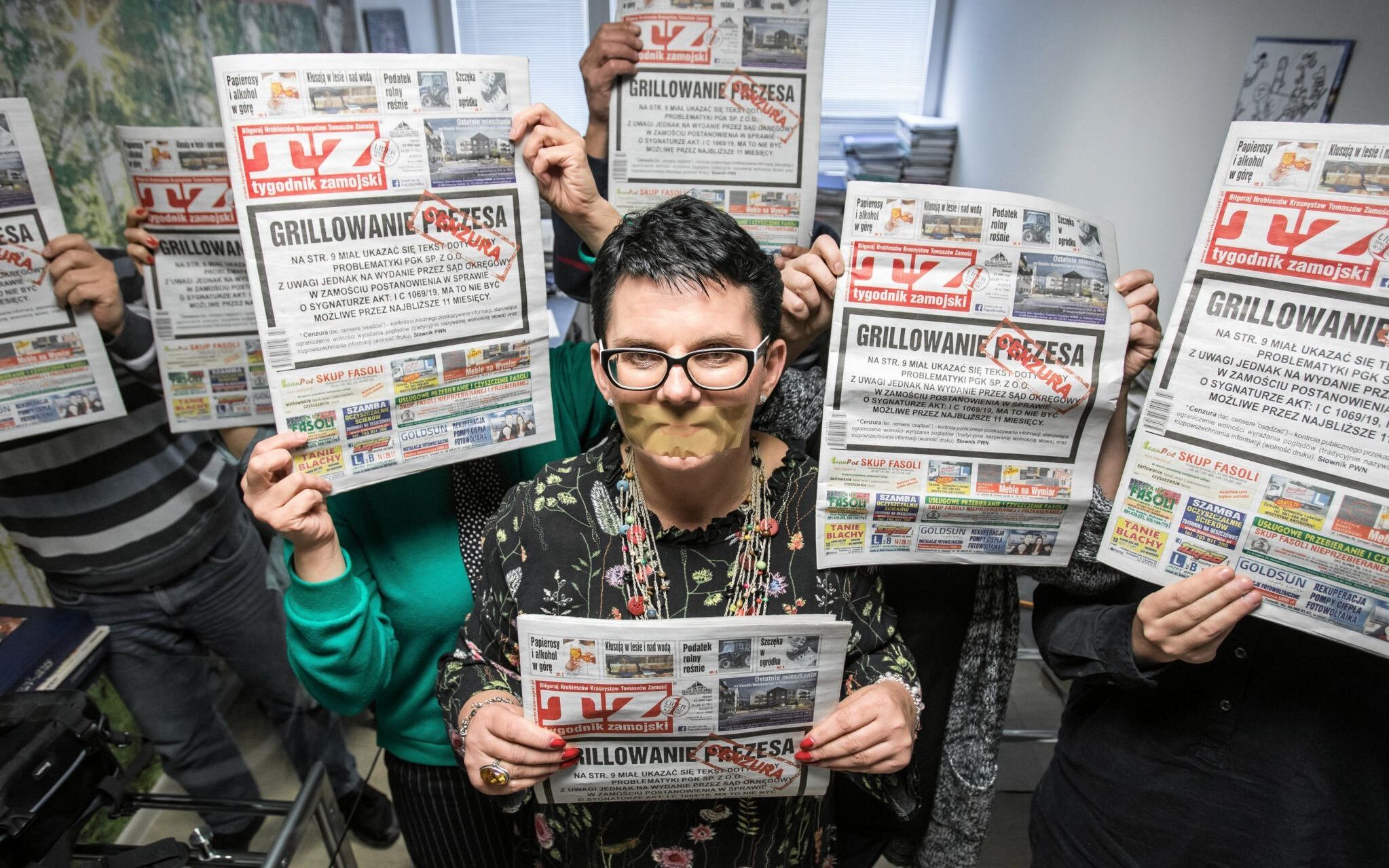 26.11.2019 Zamosc . Redakcja gazety '' Tygodnik Zamojski ''. Dziennikarka Tygodnika Zamojskiego Jadwiga Hereta , ktora w serii artykulow ujawnila nieprawidlowosci w Przedsiebiorstwie Gospodarki Komunalnej oraz uklad miedzy prezesem tej spolki Jaroslawem Maluha i prezydentem Zamoscia Andrzejem Wnukiem z Prawa i Sprawiedliwosci . Gazeta zostala ukarana sadowym zakazem pisania o Przedsiebiorstwie Gospodarki Komunalnej i jego dzialaniach przez 11 miesiecy . Sedzia orzekajaca w sprawie kilka miesiuecy wczesniej zostala powolana na swoje stanowisko przez ministra sprawiedliwosci Zbigniewa Ziobro .
Fot. Jakub Orzechowski / Agencja Wyborcza.pl