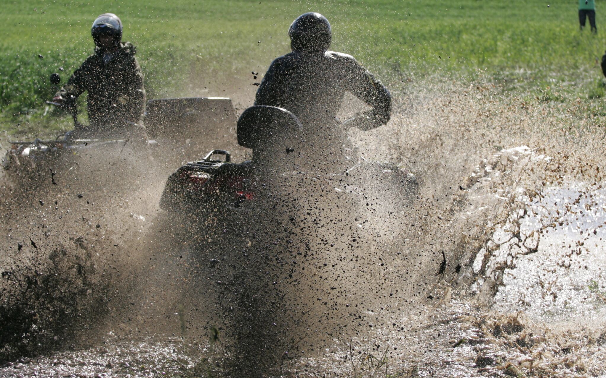 05.06.2010 , ZALESIE KOLO WYDMIN , QUAD JEZDZI PO SRODPOLNYM JEZIORKU .
FOT. PRZEMYSLAW SKRZYDLO / Agencja Wyborcza.pl