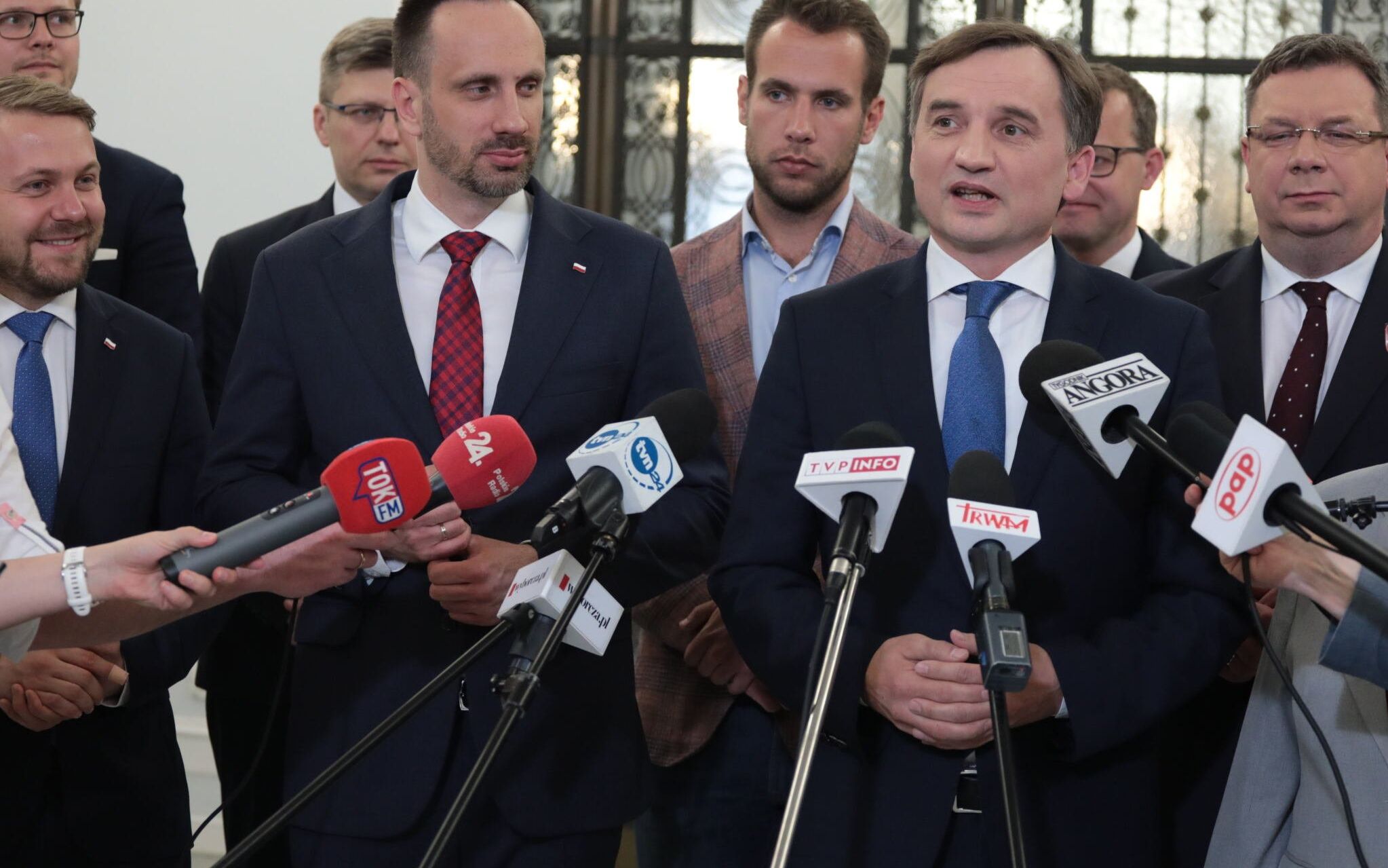 11.05.2022 Warszawa , ulica Wiejska . Sejm . Od lewej: Jacek Ozdoba , Michal Wos , Janusz Kowalski , Marcin Warchol , Jan Kanthak , Zbigniew Ziobro , Marcin Romanowski , Michal Wojcik , Maria Kurowska , Norbert Kaczmarczyk podczas konferecji prasowej poslow Solidarnej Polski w sprawie nowelizacji przepisow o Sadzie Najwyzszym . 
Fot. Slawomir Kaminski / Agencja Wyborcza.pl