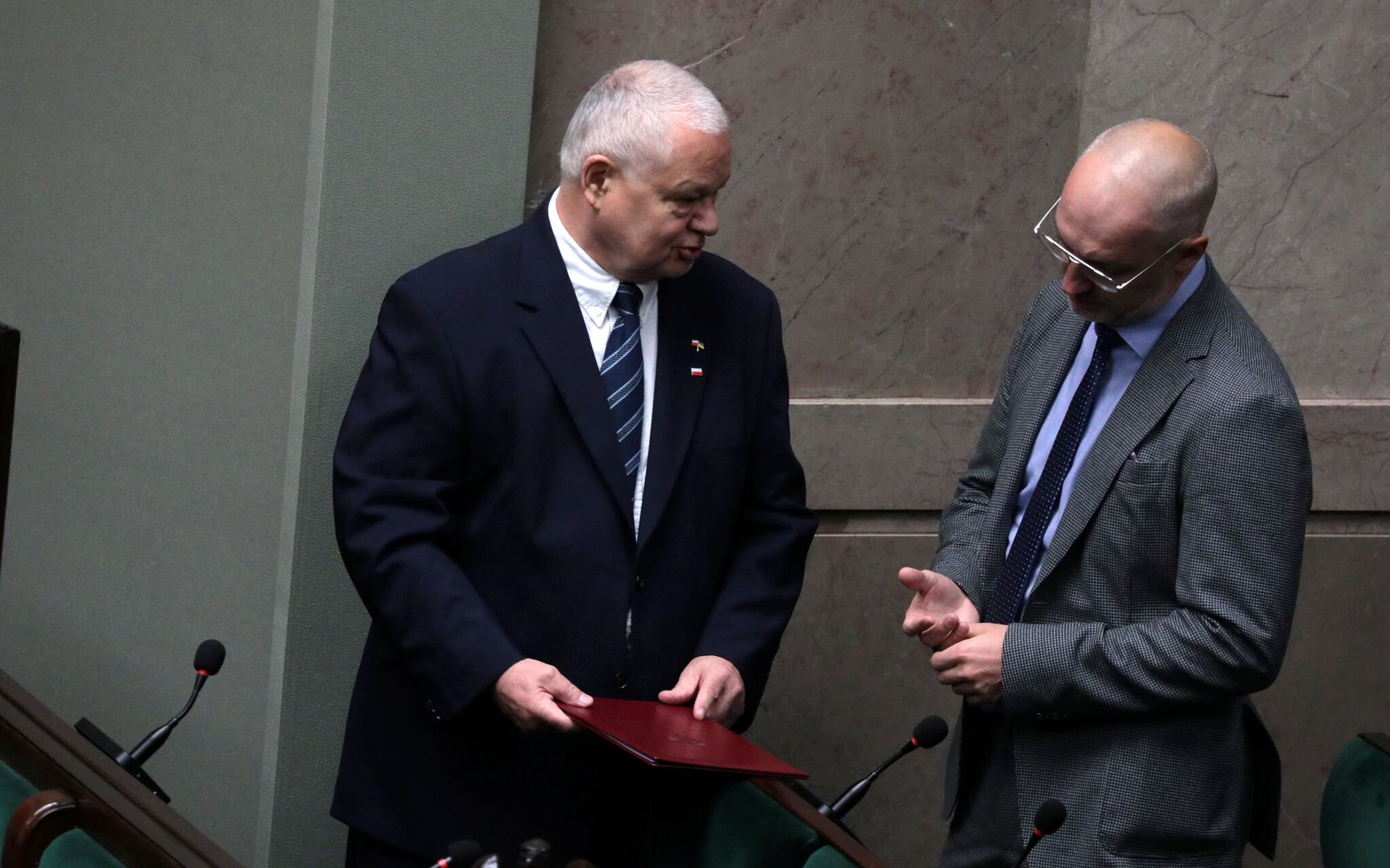 22.06.2022 Warszawa . Sejm . 57 . posiedzenie Sejmu IX kadencji . Powolany na druga kadencje prezes Narodowego Banku Polskiego Adam Glapinski (L) podczas zlozenia przysiegi .
Fot. Slawomir Kaminski / Agencja Wyborcza.pl