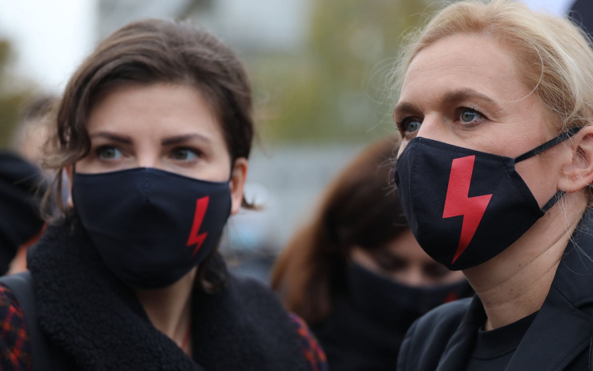 27.10.2020 Warszawa , ul. Wiejska . Poslanki : Monika Rosa (L) i Barbara Nowacka (P) podczas protestu pod Sejmem po wyroku Trybunalu Konstytucyjnego zaostrzajacym prawo aborcyjne .
Fot. Slawomir Kaminski / Agencja Gazeta
