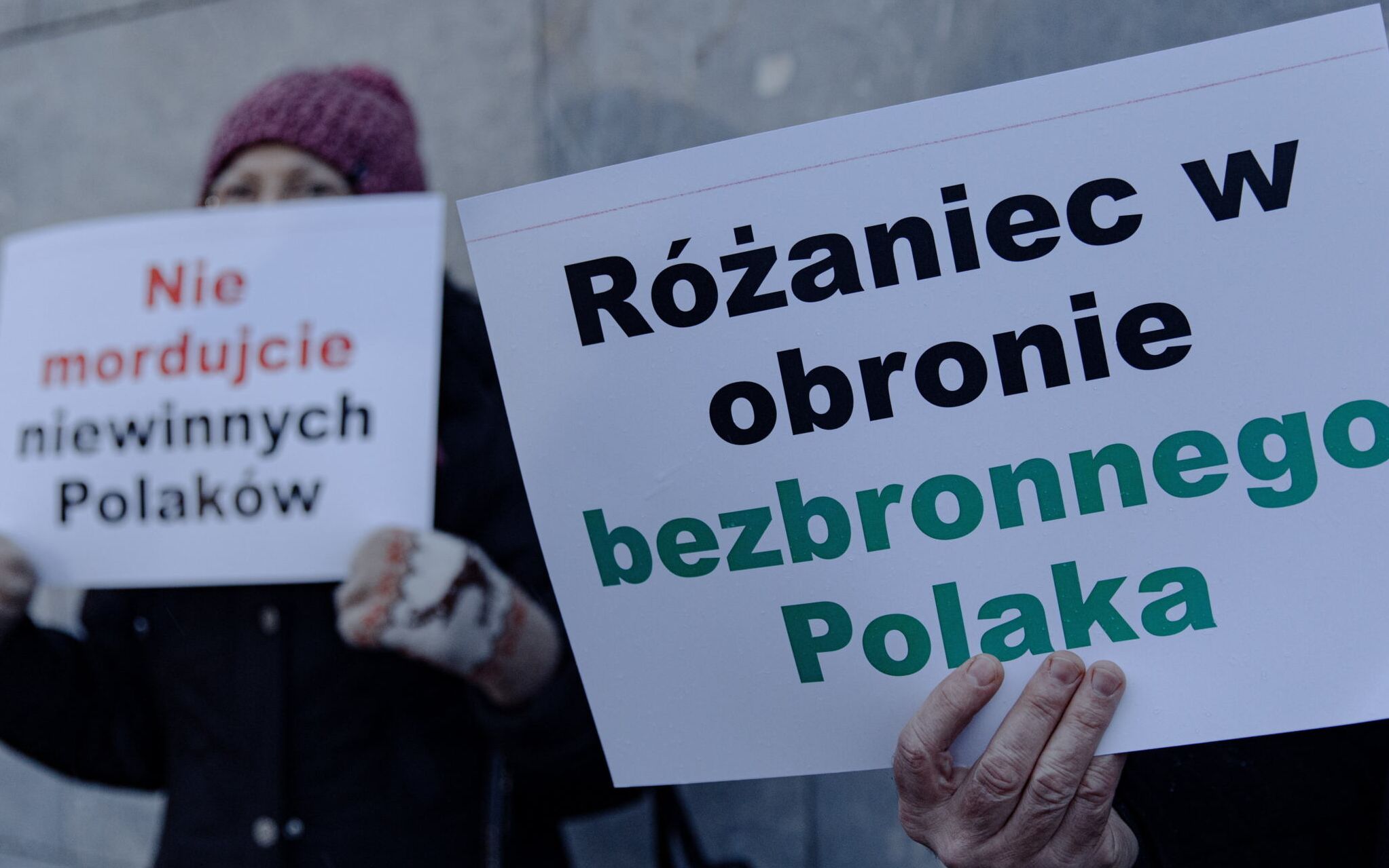 25.01.2021 Warszawa , ulica Kawalerii 12 . Ambasada Wielkiej Brytanii . Publiczny rozaniec w intencji Polaka przebywajacego w spiaczce w szpitalu w Plymouth w Anglii .
Fot. Dawid Zuchowicz / Agencja Gazeta