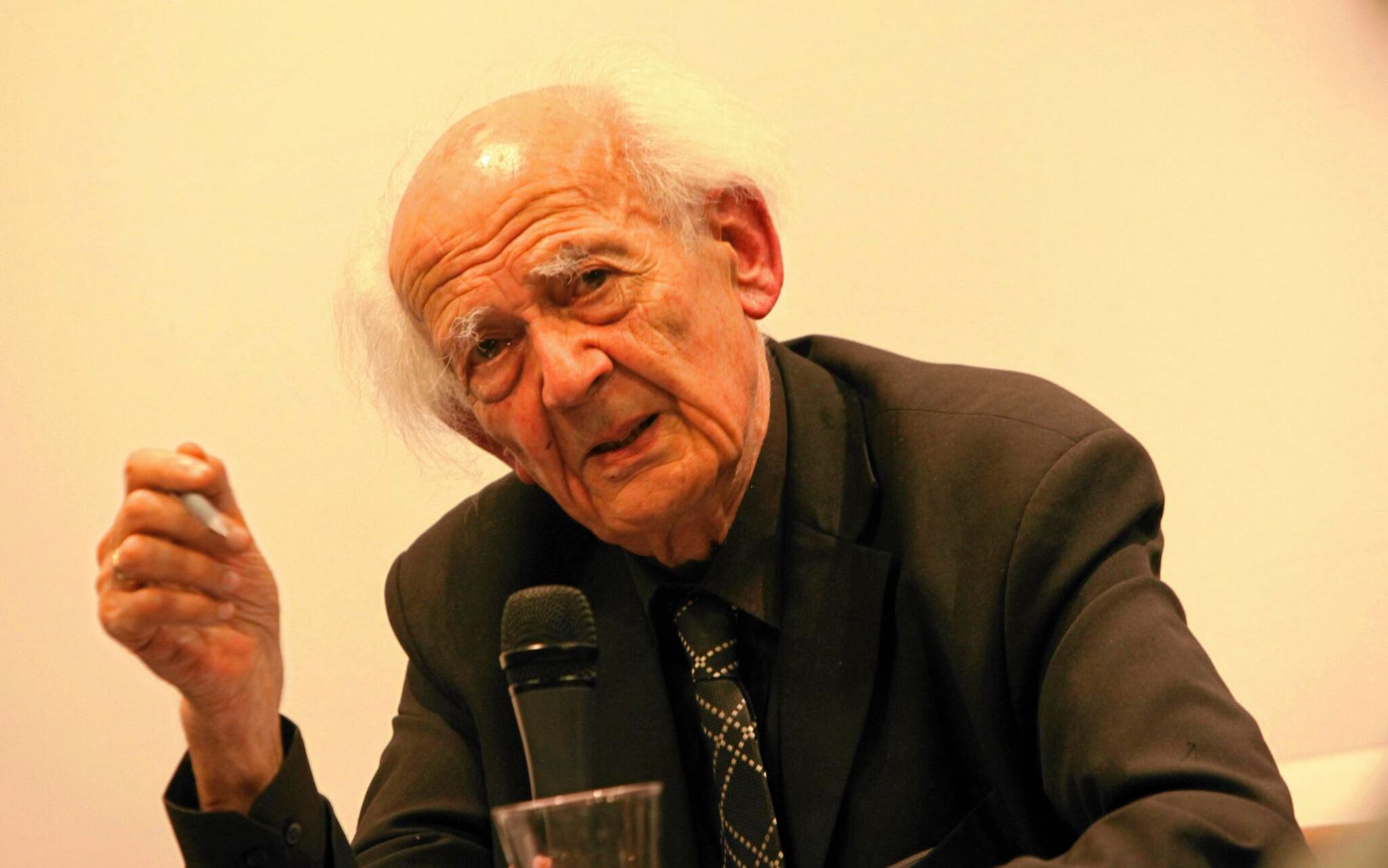 28.09.2012 LUBLIN , OSRODEK " BRAMA GRODZKA - TEATR NN " . PROF. ZYGMUNT BAUMAN PODCZAS PIERWSZEGO SPOTKANIA Z CYKLU " SPOTKANIE Z MISTRZEM " . 
FOT. RAFAL MICHALOWSKI / AGENCJA GAZETA