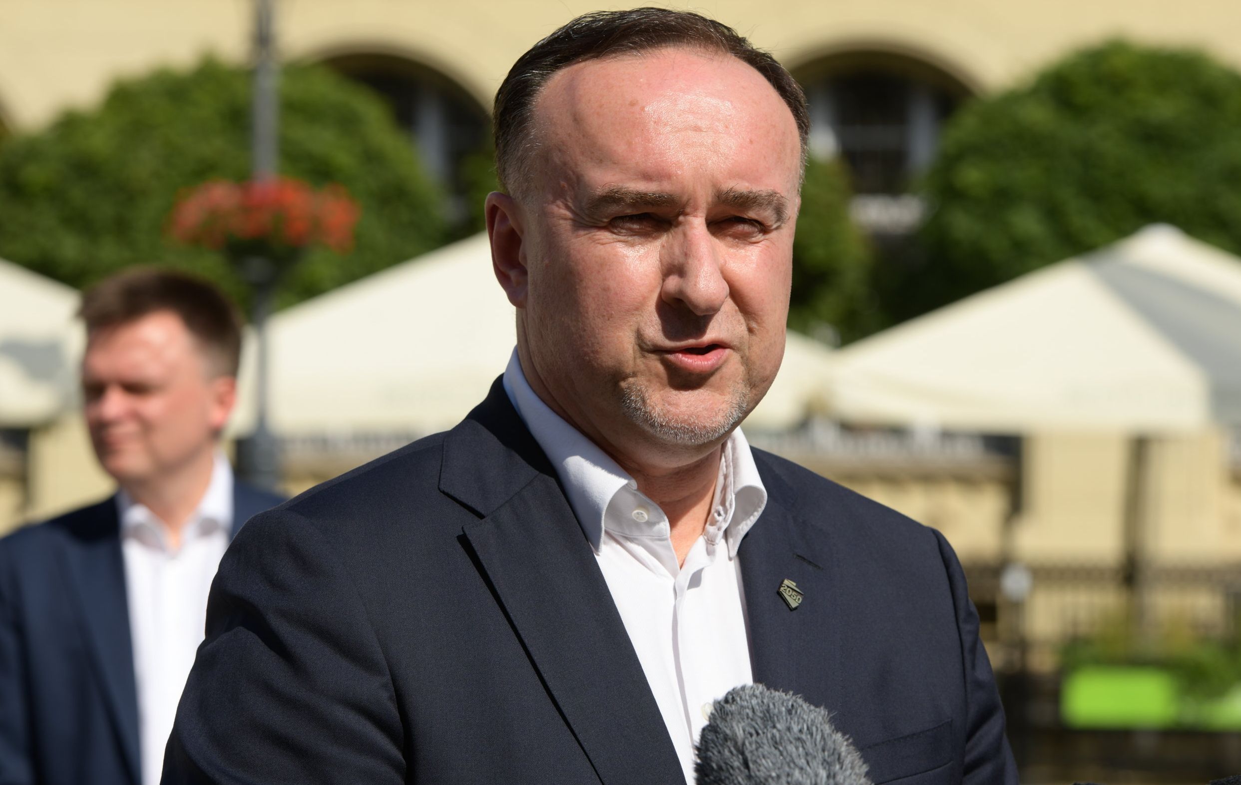 50-latek z wysokim czołem