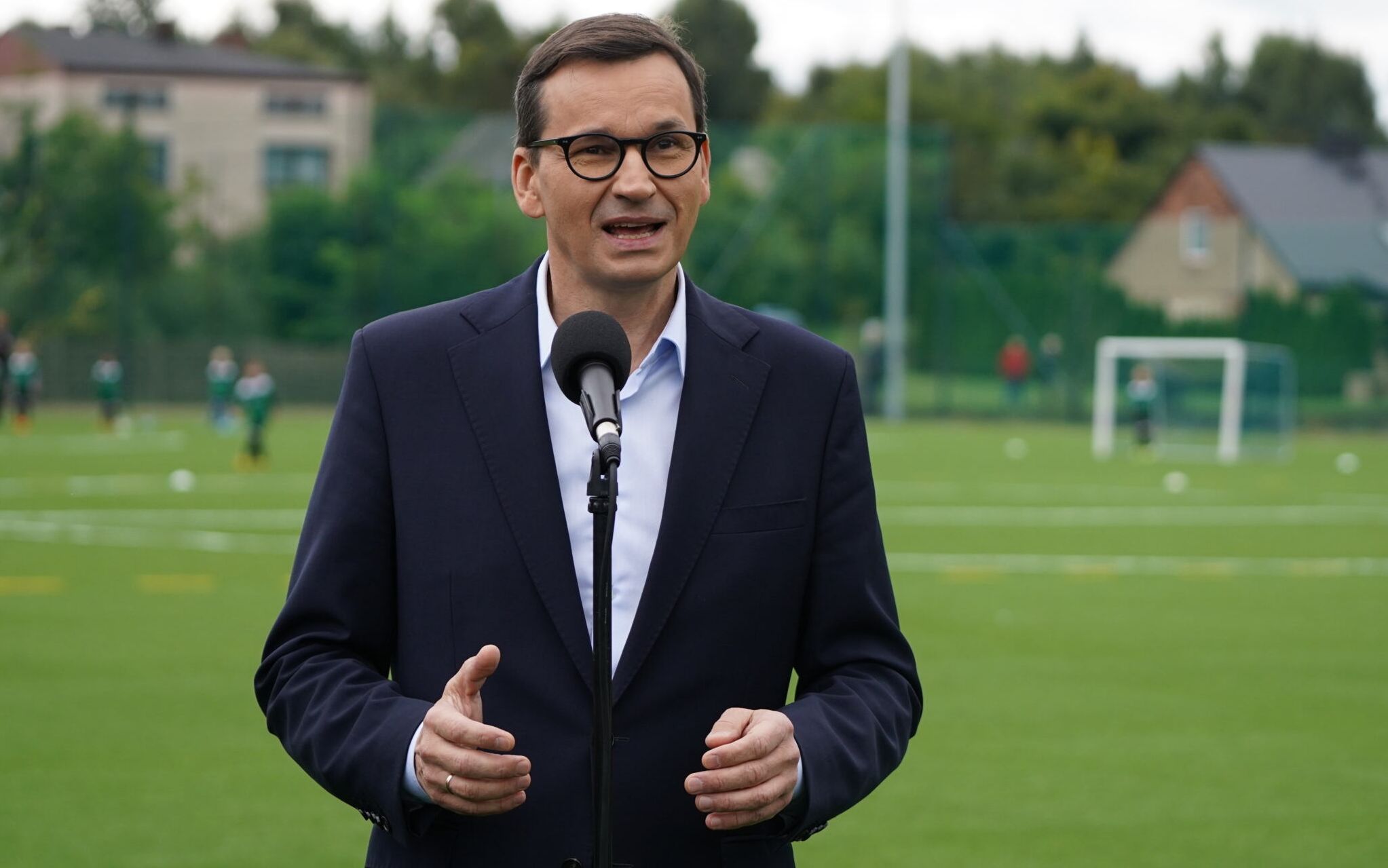18.09.2021 Truskolasy kolo Czestochowy, ulica Szkolna. Premier rzadu RP Mateusz Morawiecki podczas wizyty w szkole im. Stanislawa Ligonia , w ktorej dzieki pomocy finansowej kancelarii premiera powstalo boisko pilkarskie ze sztuczna nawierzchnia i sztucznym oswietleniem . Fot . Grzegorz Skowronek / Agencja Gazeta