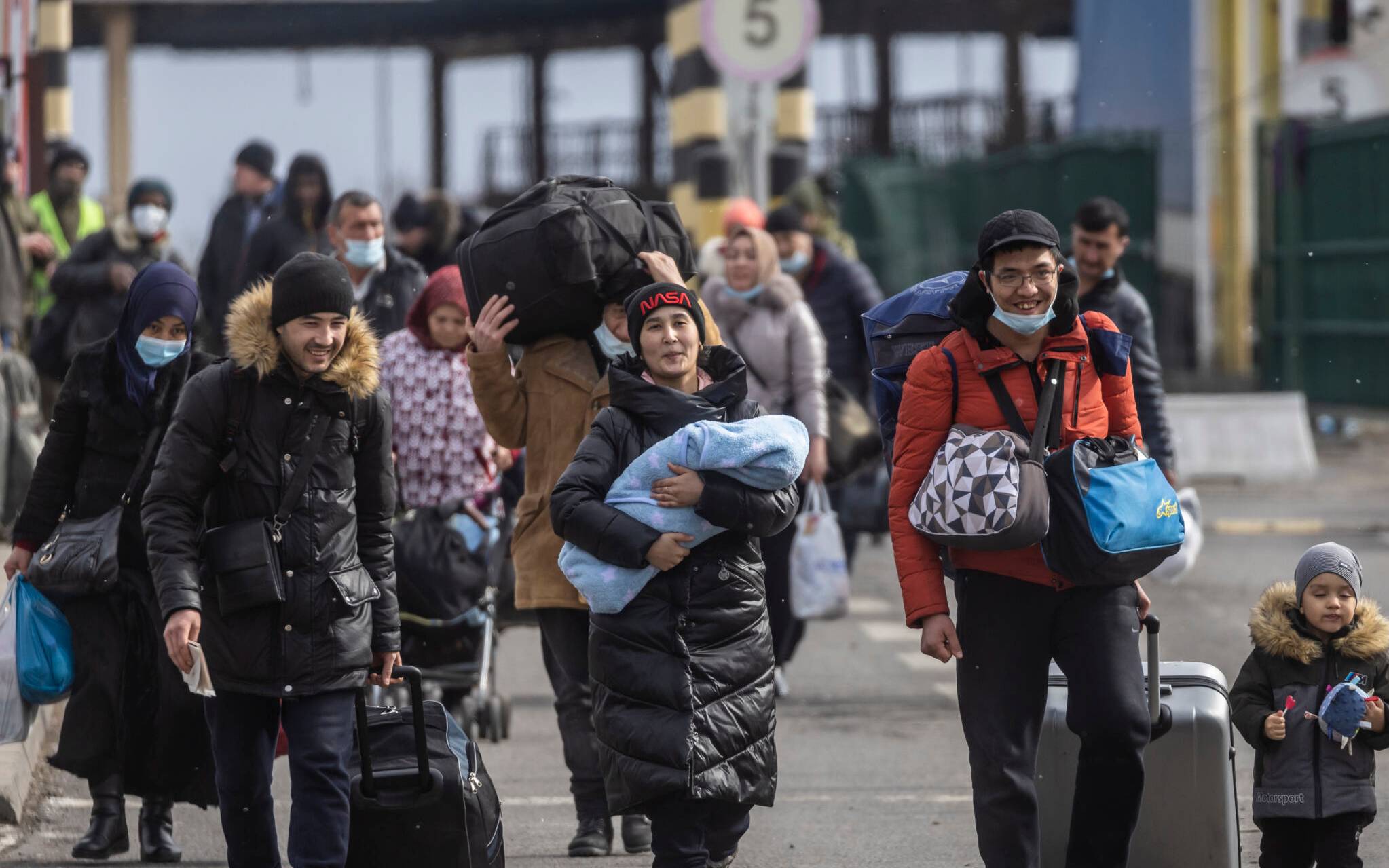 Refugees from Ukraine are seen as they arrive at the border crossing in Korczowa, Poland, March 2, 2022. - The number of refugees fleeing the conflict in Ukraine has surged to nearly 836,000, United Nations figures showed on March 2, 2022, as fighting intensified on day seven of Russia's invasion. (Photo by Wojtek RADWANSKI / AFP)
