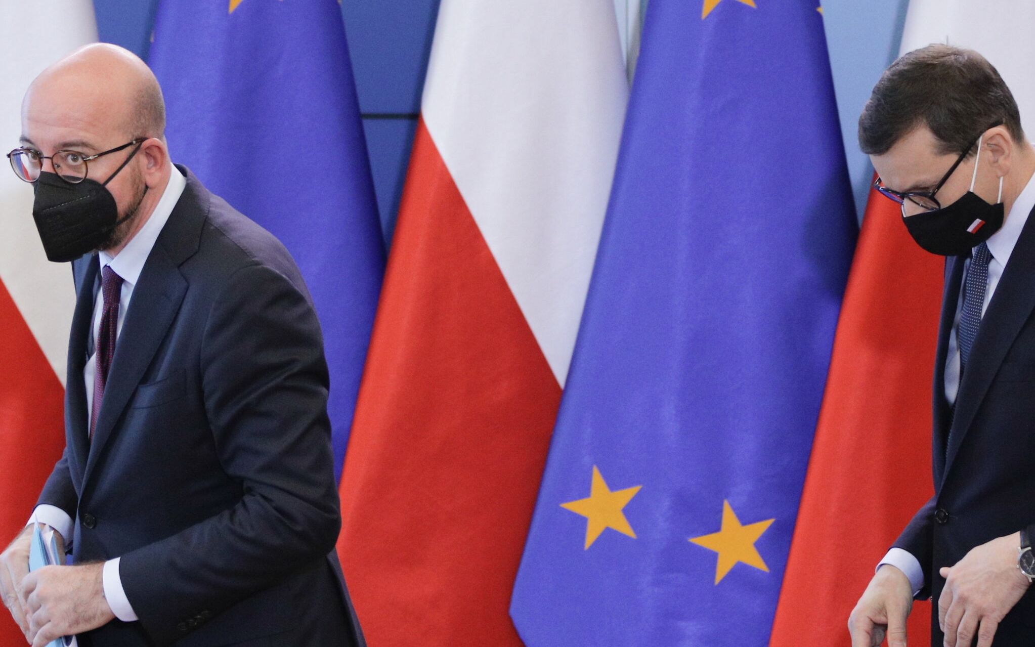 10.11.2021 Warszawa , Kancelaria Prezesa Rady Ministrow . Premier Mateusz Morawiecki i Przewodniczacy Rady Europejskiej Charles Michel podczas powitania . 

Fot. Dawid Zuchowicz / Agencja Wyborcza.pl