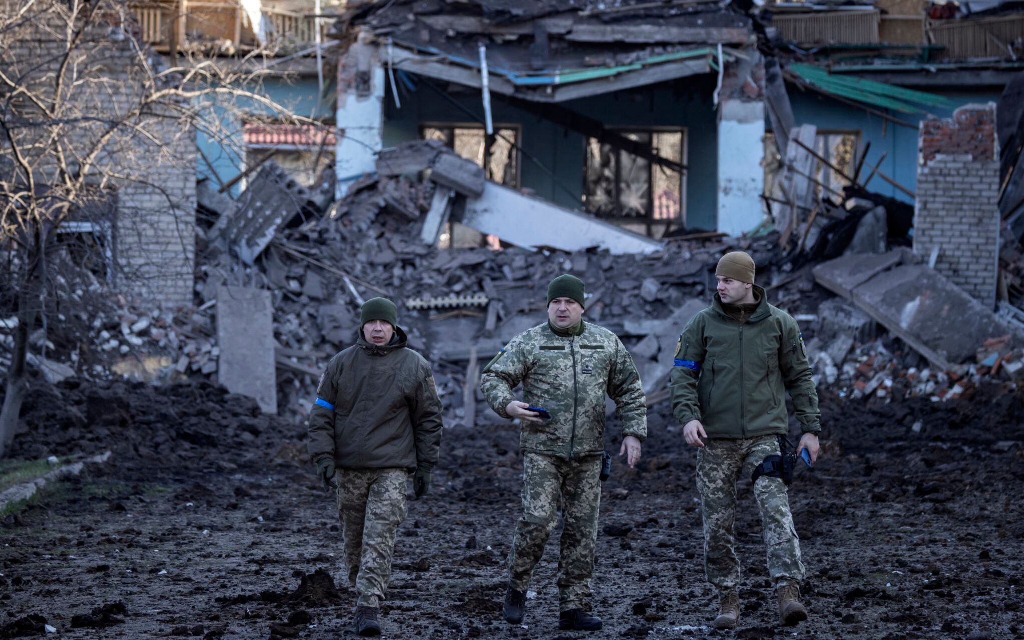 Servicemen walk near a damaged school, next to a police building in Kramatorsk, Donbas Region of eastern Ukraine on April 5, 2022. (Photo by FADEL SENNA / AFP)