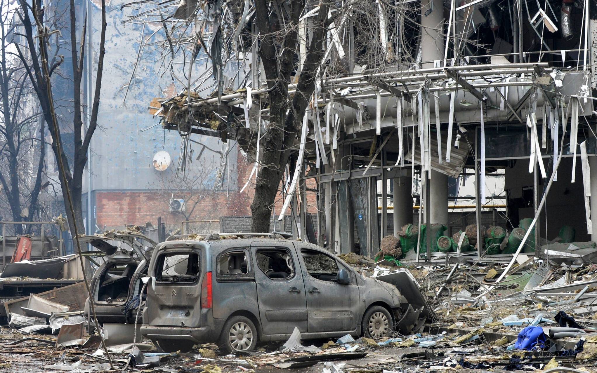 A view of damaged building after the shelling is said by Russian forces in Ukraine's second-biggest city of Kharkiv on March 3, 2022. - Ukraine and Russia agreed to create humanitarian corridors to evacuate civilians on March 3, in a second round of talks since Moscow invaded last week, negotiators on both sides said. (Photo by Sergey BOBOK / AFP)