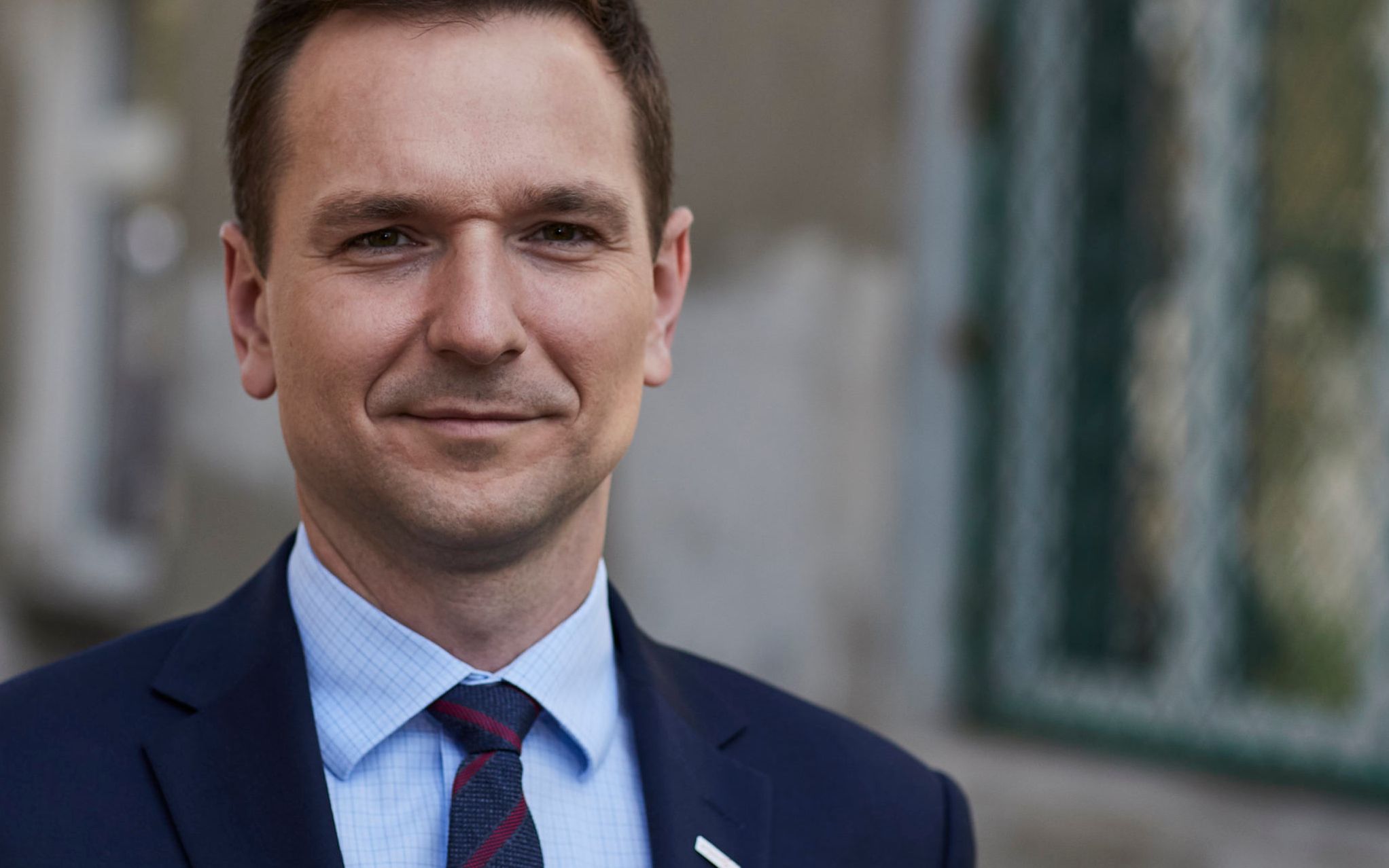 25.04.2018 Lodz . Waldemar Buda z partii Prawo i Sprawiedliwosc  - PiS kandydatem na prezydenta miasta . Konferencja prasowa na ulicy Ceglanej czesci rynku Baluckiego najwiekszego i najstarszego rynku handlowego w Lodzi .
fot. Tomasz Stanczak / Agencja Gazeta
