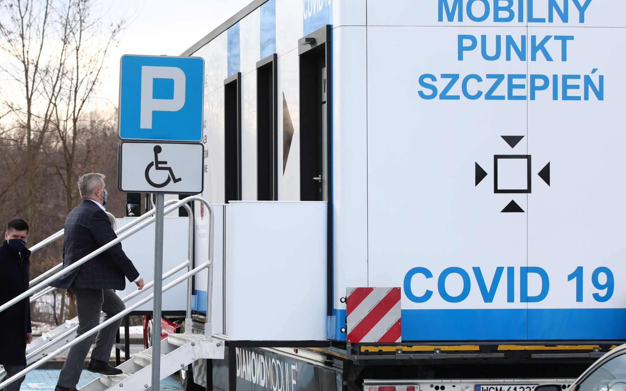 Grafika do artykułu Rząd dopuszcza szczepienia poza kolejką. Kilka milionów osób może polować na wolne miejsca