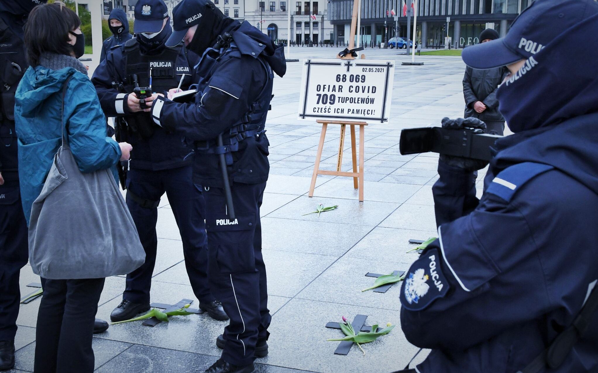 Grafika do artykułu Krzyże jak śmieci. Upamiętniali ofiary wirusa, policja ściga ich za zaśmiecanie miasta [ZDJĘCIA]