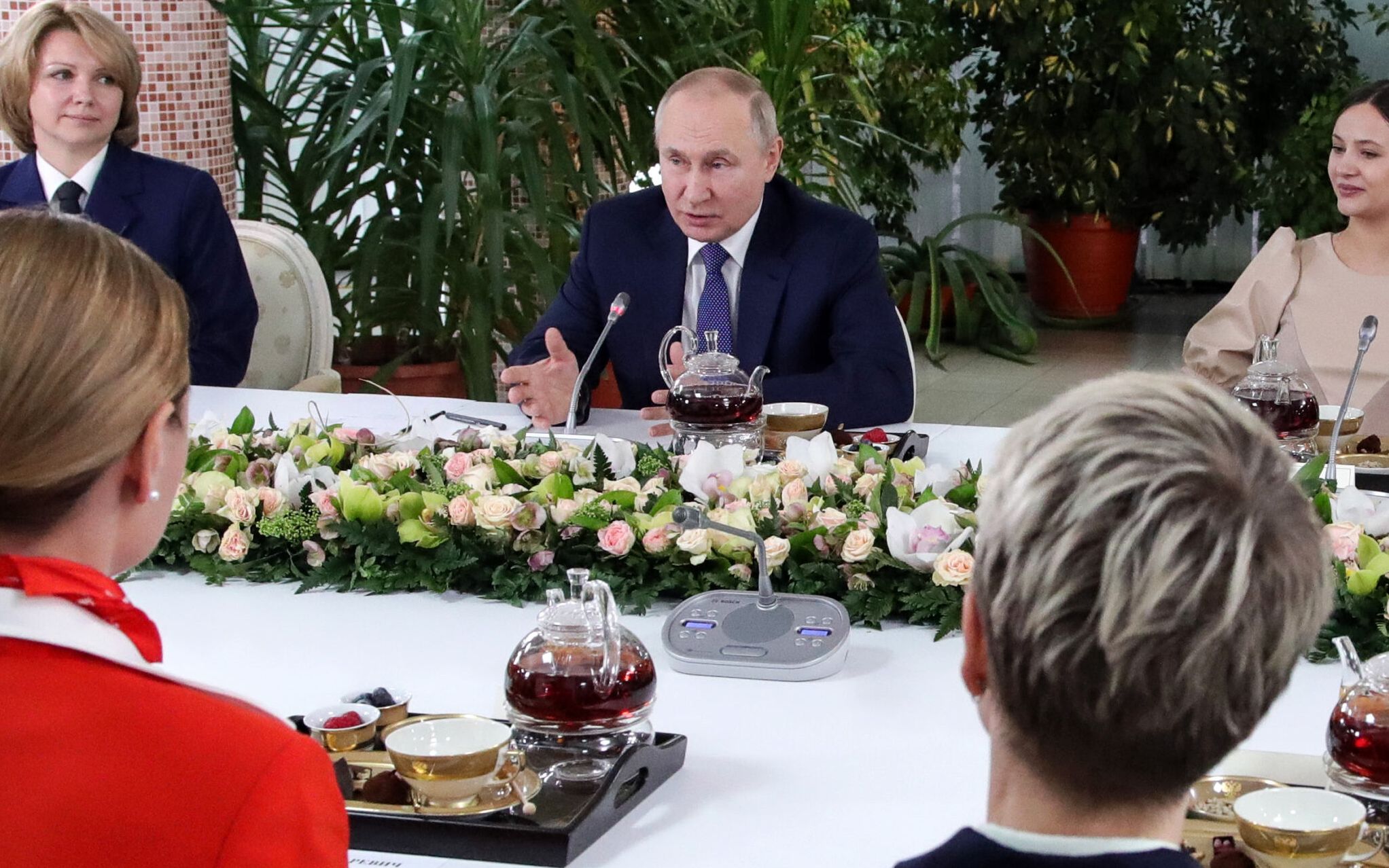 Russian President Vladimir Putin (C) speaks during his meeting with Aeroflot employees outside Moscow on March 5, 2022. - Russian President Vladimir Putin said Saturday that any country that sought to impose a no-fly zone over Ukraine would be considered by Moscow to have entered the conflict. (Photo by Mikhail KLIMENTYEV / SPUTNIK / AFP)