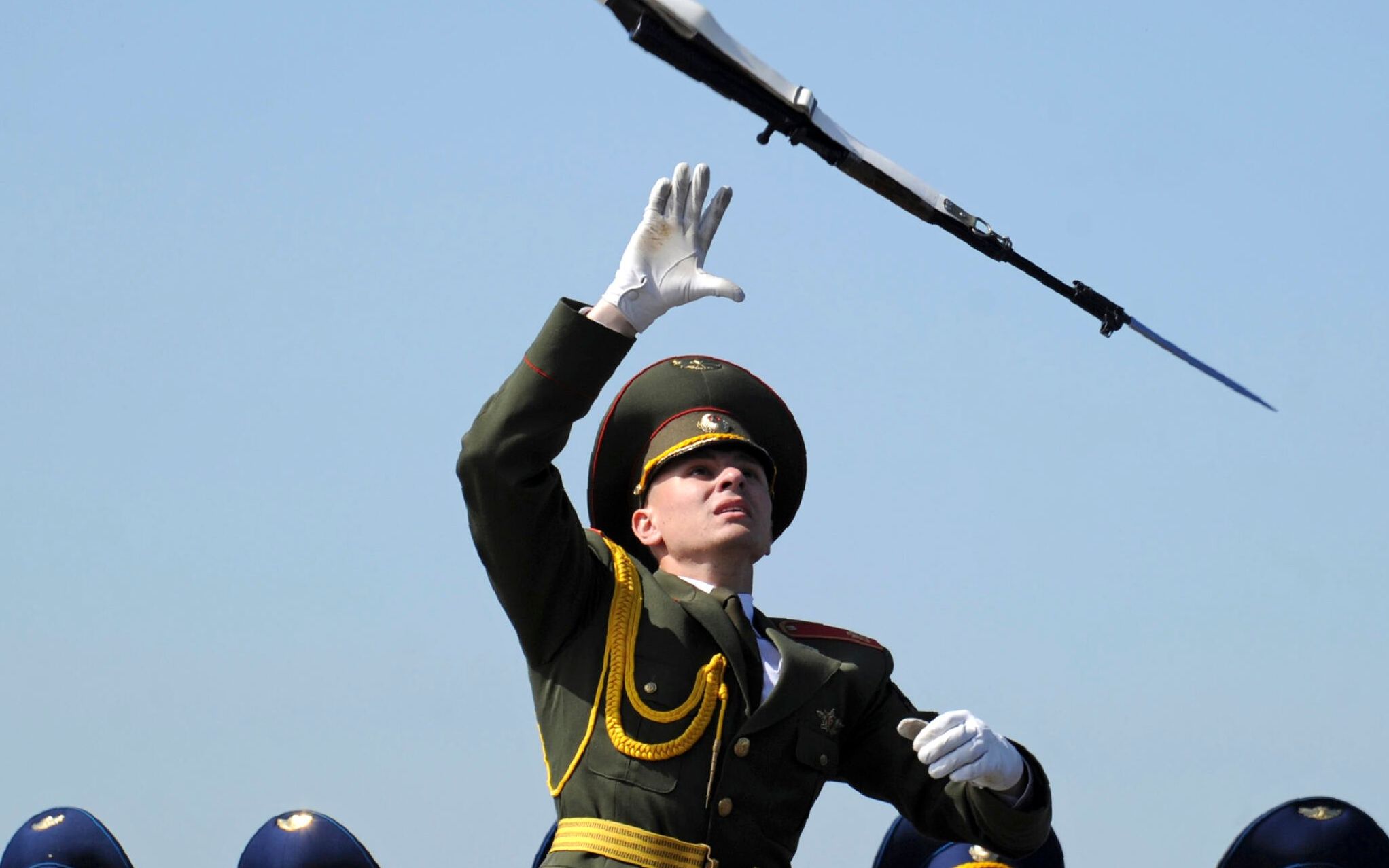 BELARUS, Minsk: Belarusian honor guards demonstrate their skills during the opening ceremony of the MILEX-2017 International military exhibition in Minsk on May 20, 2017. / AFP PHOTO / Sergei GAPON