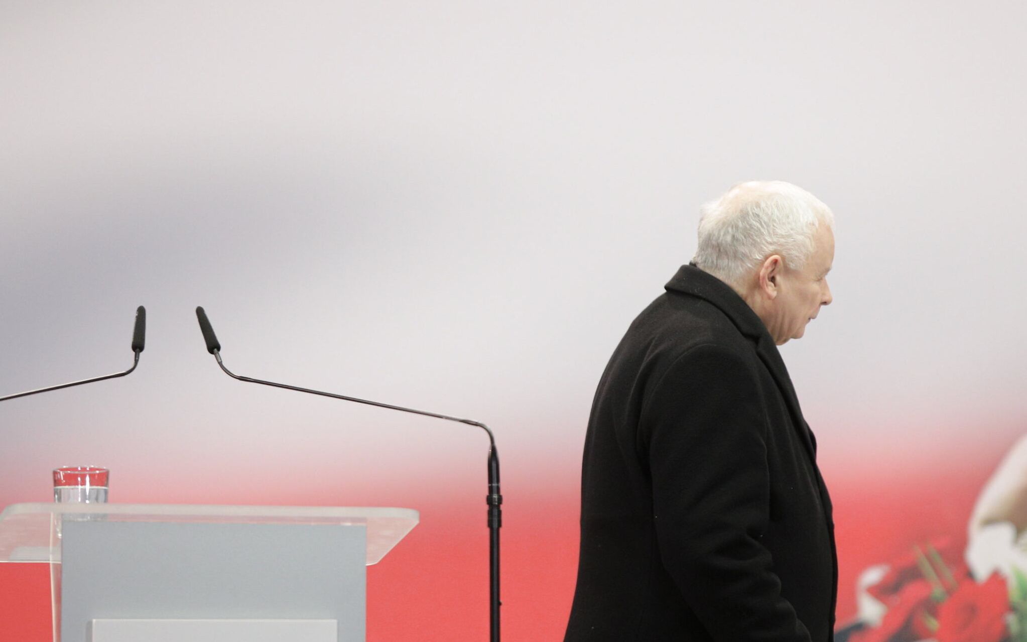 10.04.2022 Warszawa , Krakowskie Przedmiescie . Prezes Prawa i Sprawiedliwosci Jaroslaw Kaczynski podczas przemowienia  przed Palacem Prezydenckim w czasie wieczornych obchodow 12. rocznicy katastrofy smolenskiej .

Fot. Dawid Zuchowicz / Agencja Wyborcza.pl