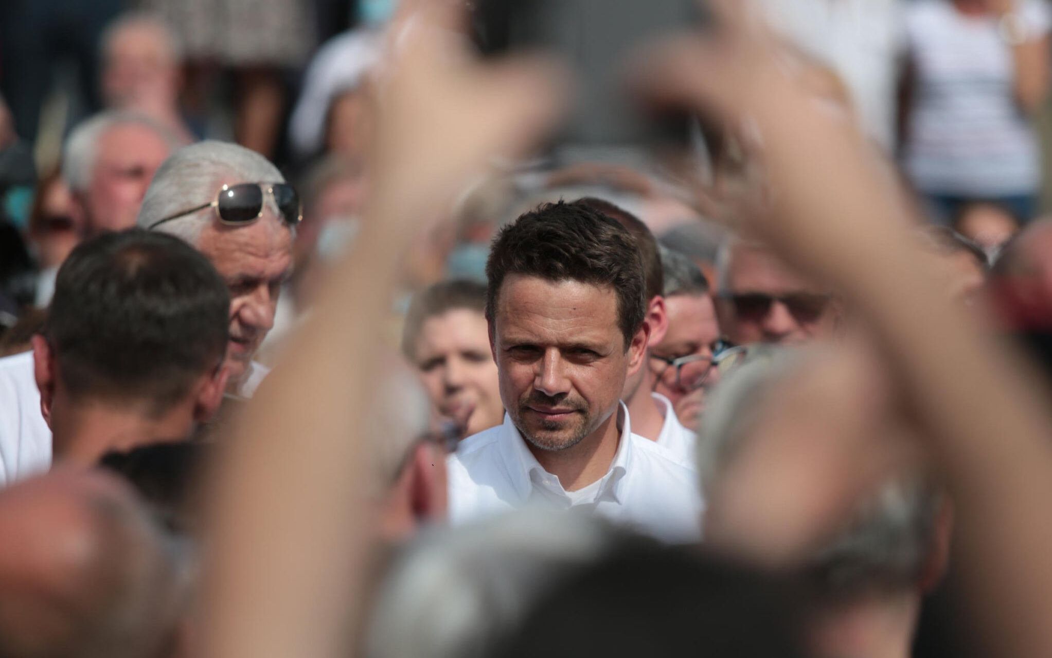 07.06.2020 Kielce , plac Artystow . Kandydat na stanowisko prezydenta RP Rafal Trzaskowski (C) podczas wizyty w ramach kampanii wyborczej .
Fot. Pawel Malecki / Agencja Gazeta