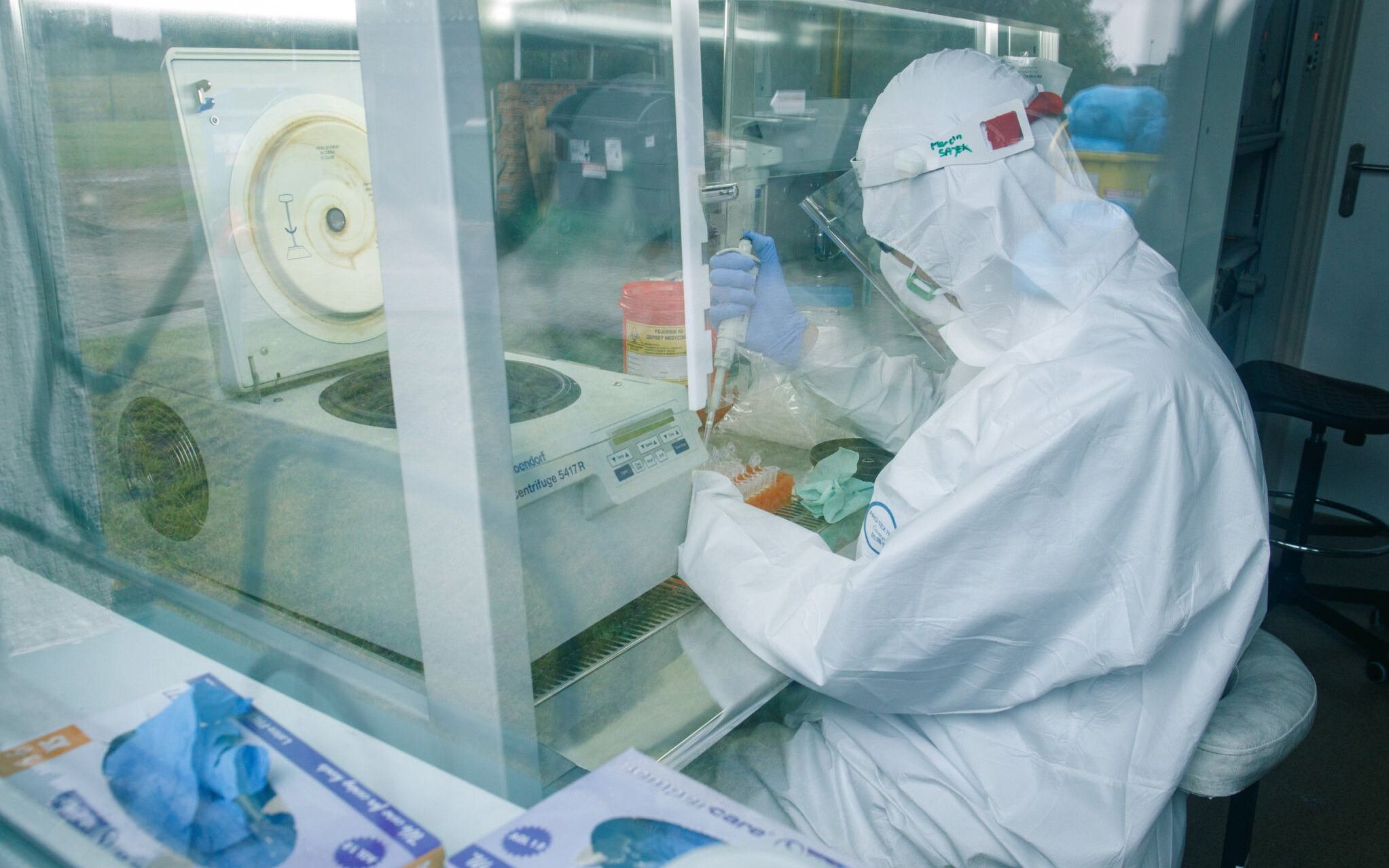 14.10.2020 Poznan . Instutut Genetyki Czlowieka PAN przy ul. Strzeszynskiej . Laboratorium Diagnostyki COVID-19 wykonuje badanie na obecnosc koronawirusa PCR . 
Fot. Lukasz Cynalewski / Agencja Gazeta